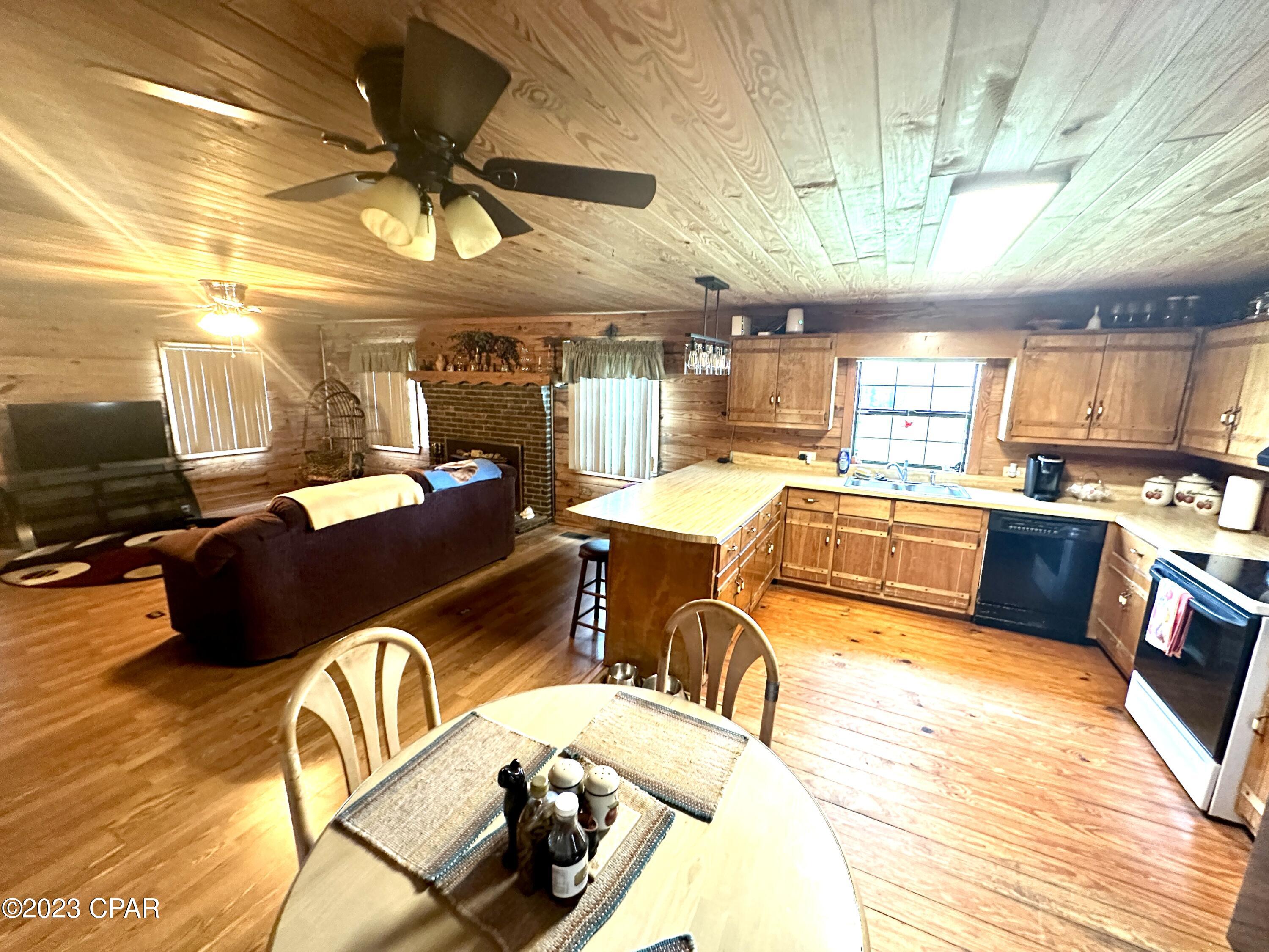 Listing photo id 11 for 4008 Bryan Street