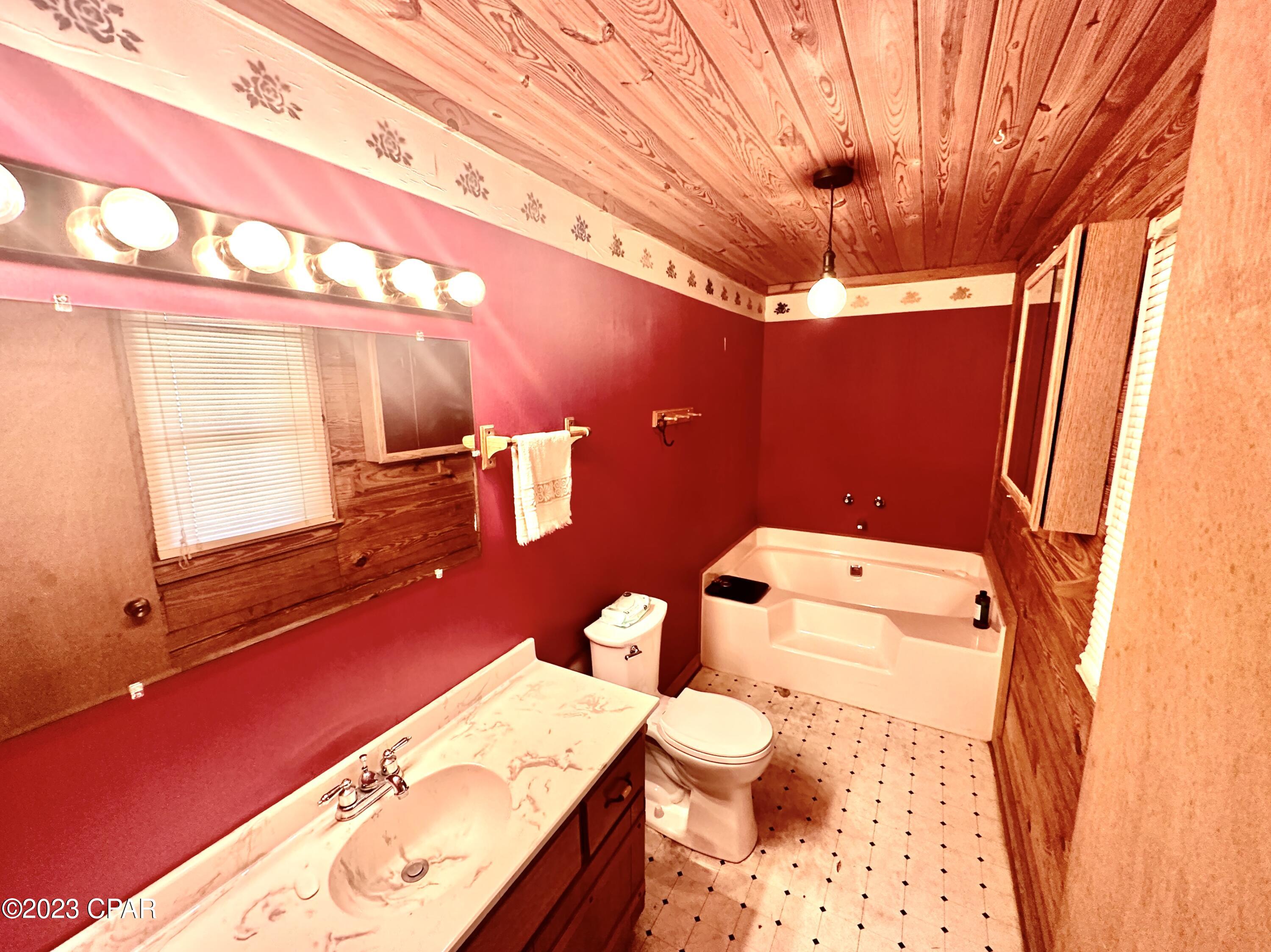 Listing photo id 14 for 4008 Bryan Street
