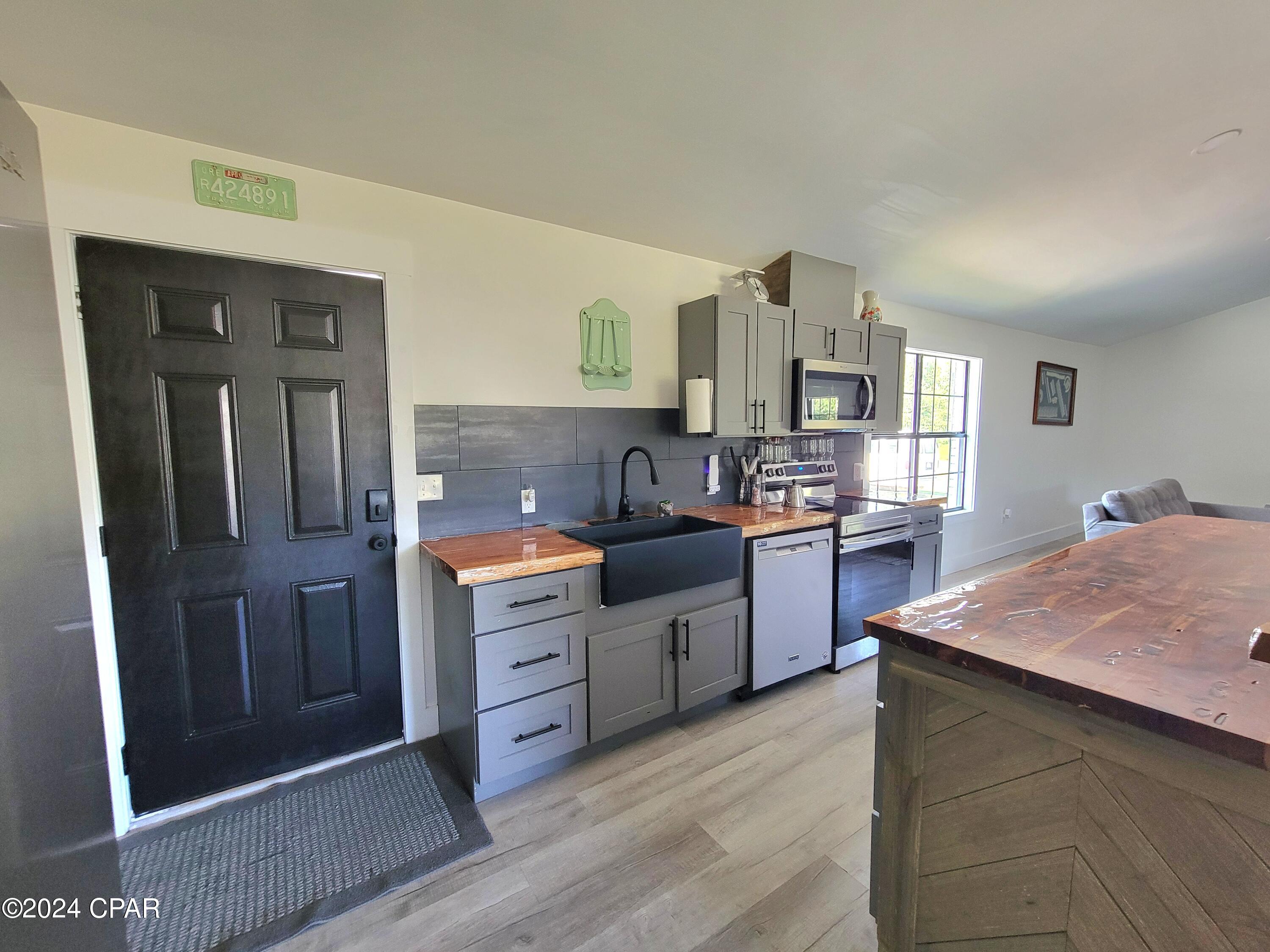 Listing photo id 10 for 3485 Kelly Street