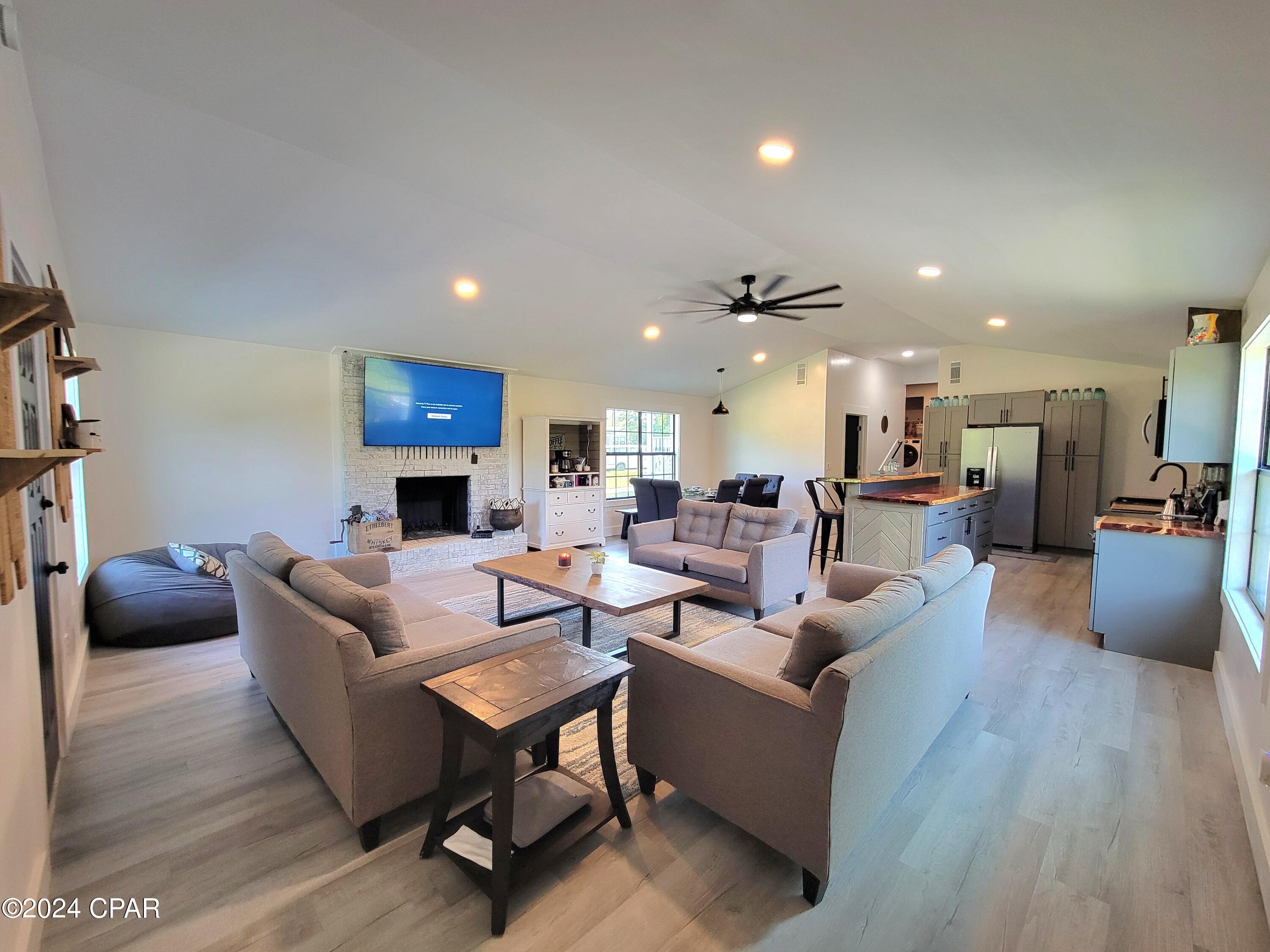 Listing photo id 13 for 3485 Kelly Street