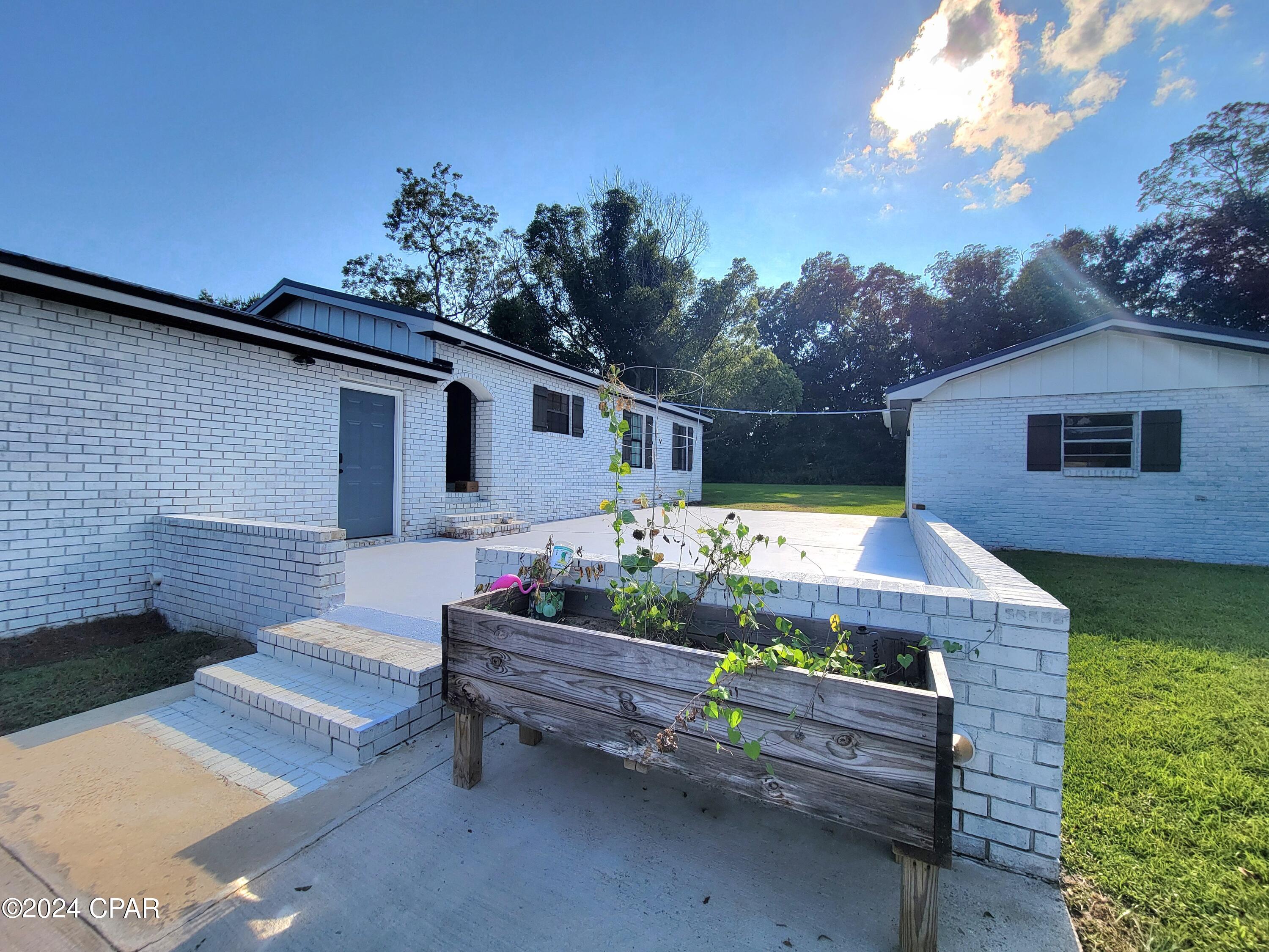 Listing photo id 4 for 3485 Kelly Street