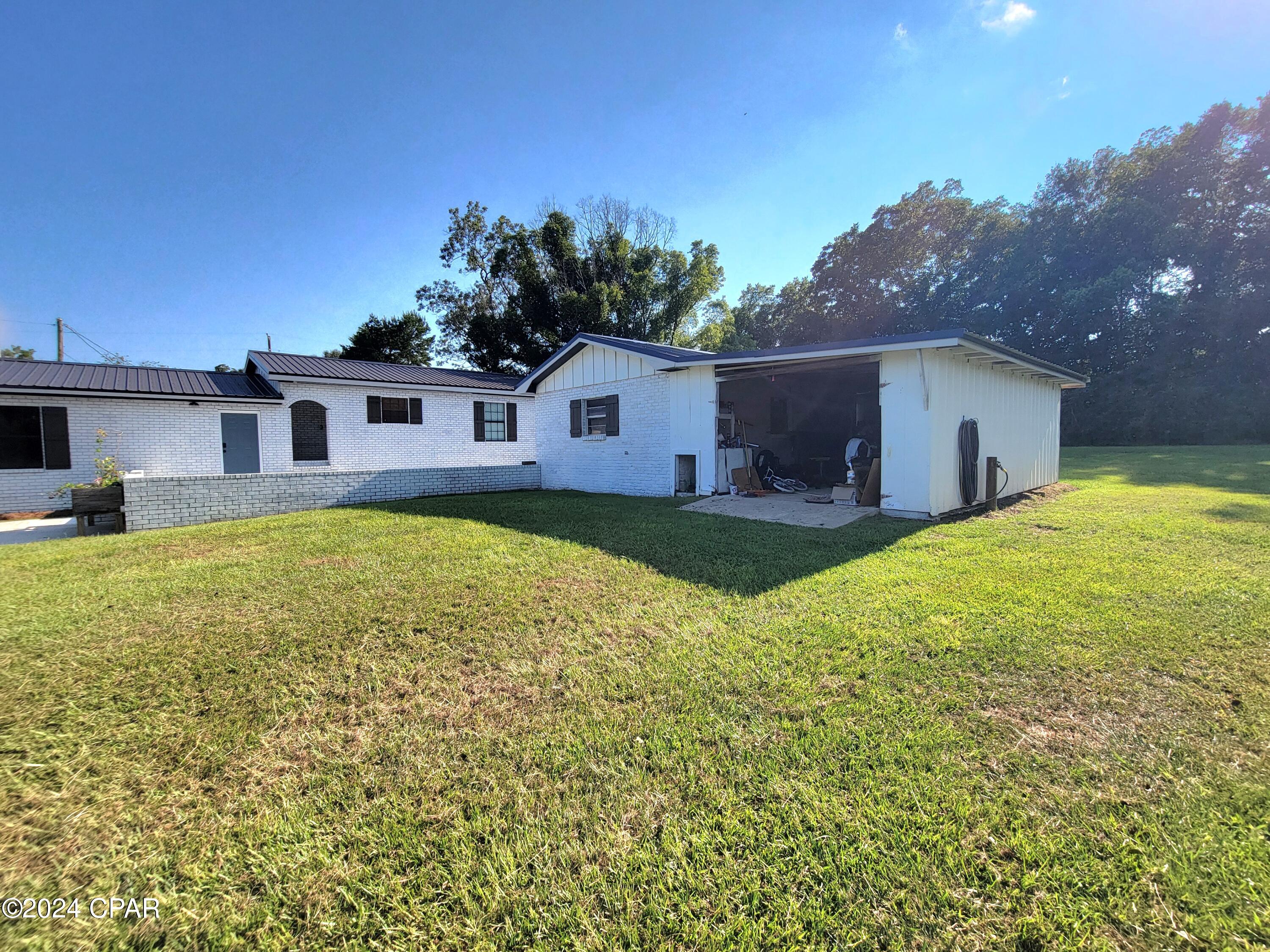 Listing photo id 6 for 3485 Kelly Street
