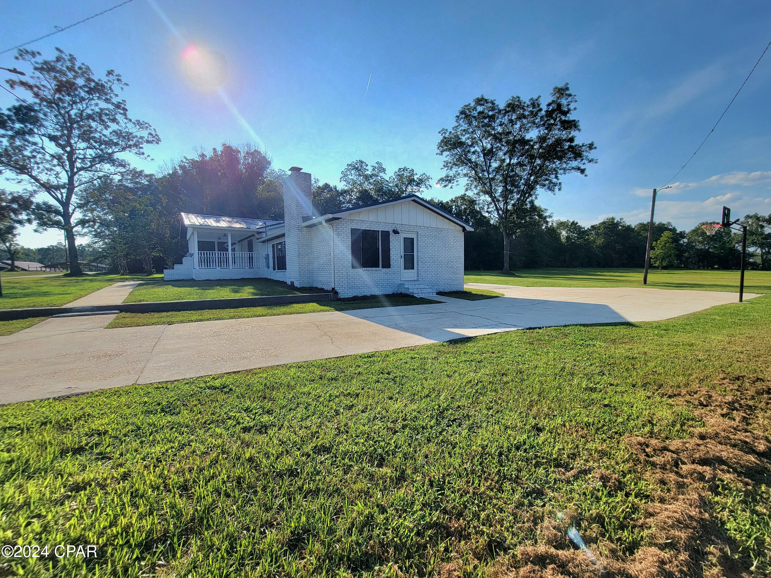 Listing photo id 7 for 3485 Kelly Street