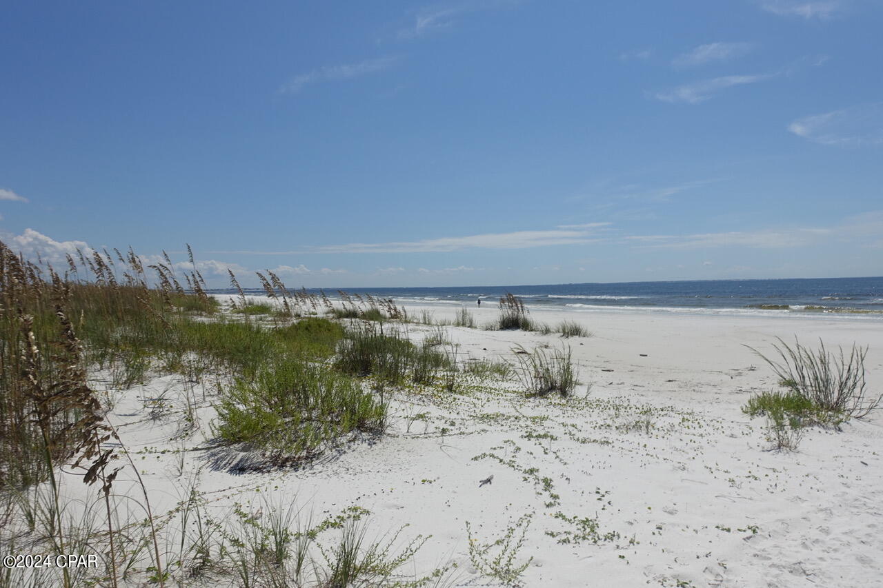 Listing photo id 142 for 124 Sugar Sand W