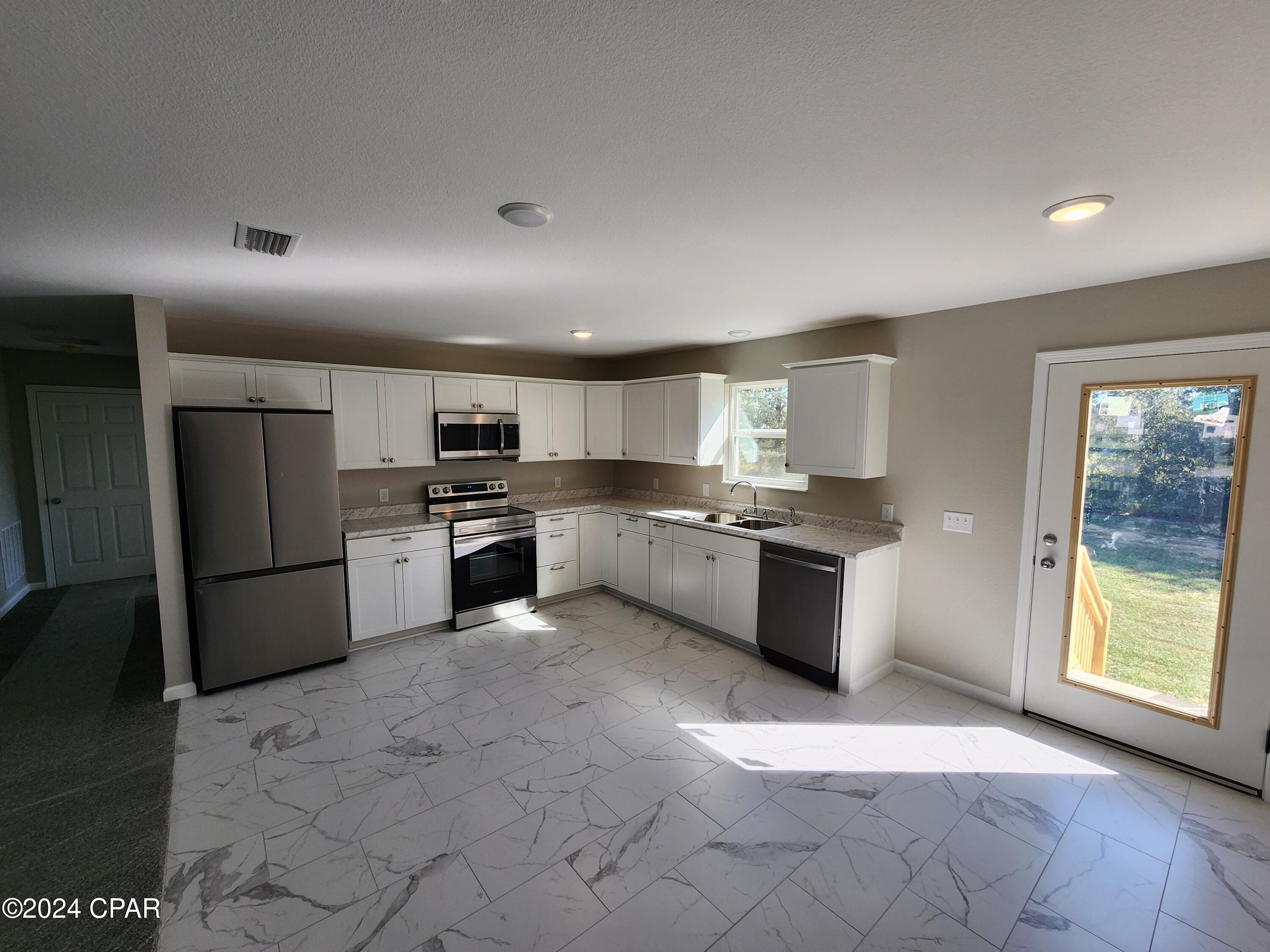 2124 Aaron Avenue, Grand Ridge, Florida image 7