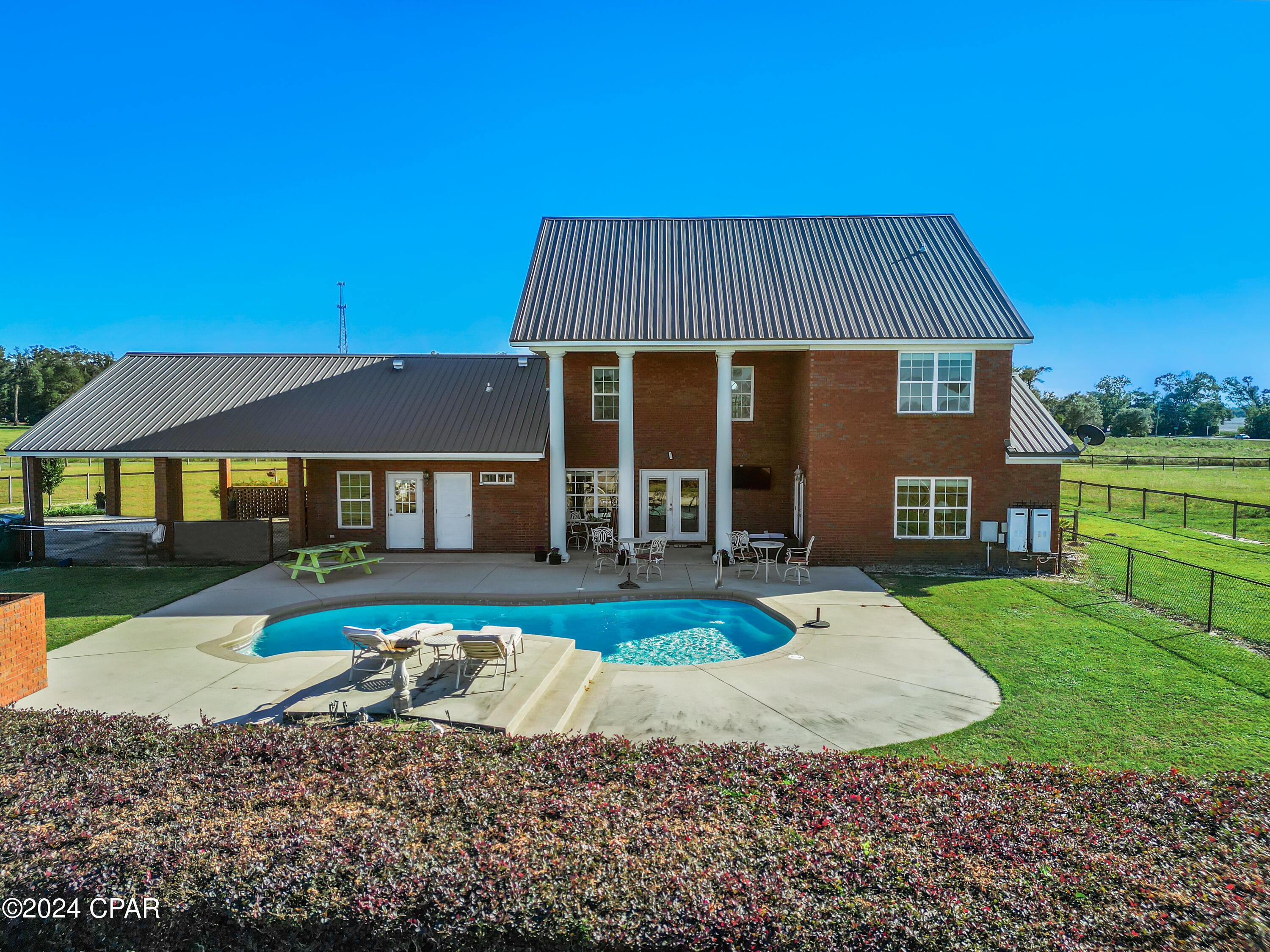Listing photo id 6 for 5218 Chestnut Lane