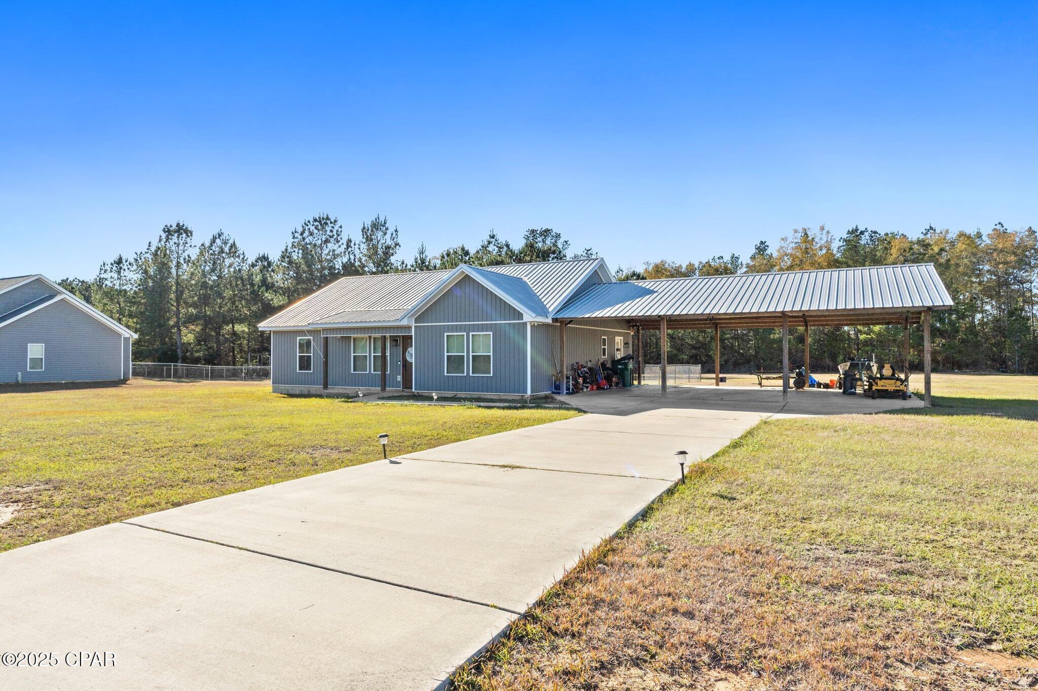 Photo of 520 Lakepointe Dr Chipley FL 32428