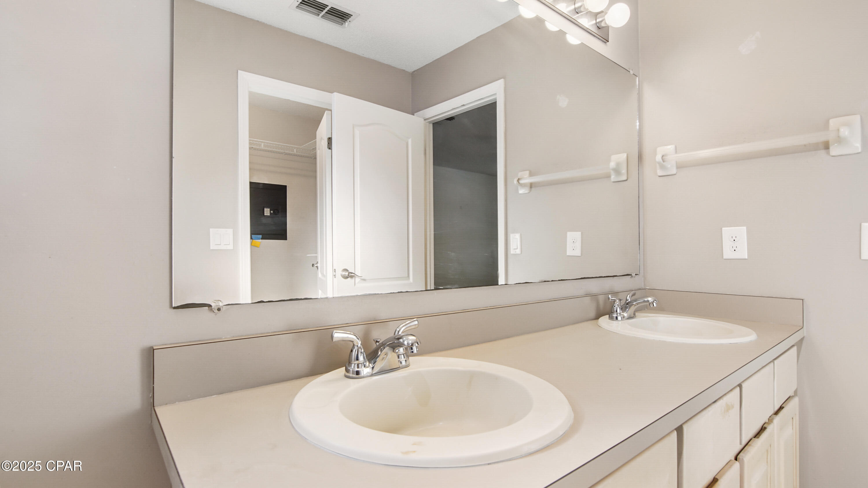Listing photo id 14 for 807 Plantation Way