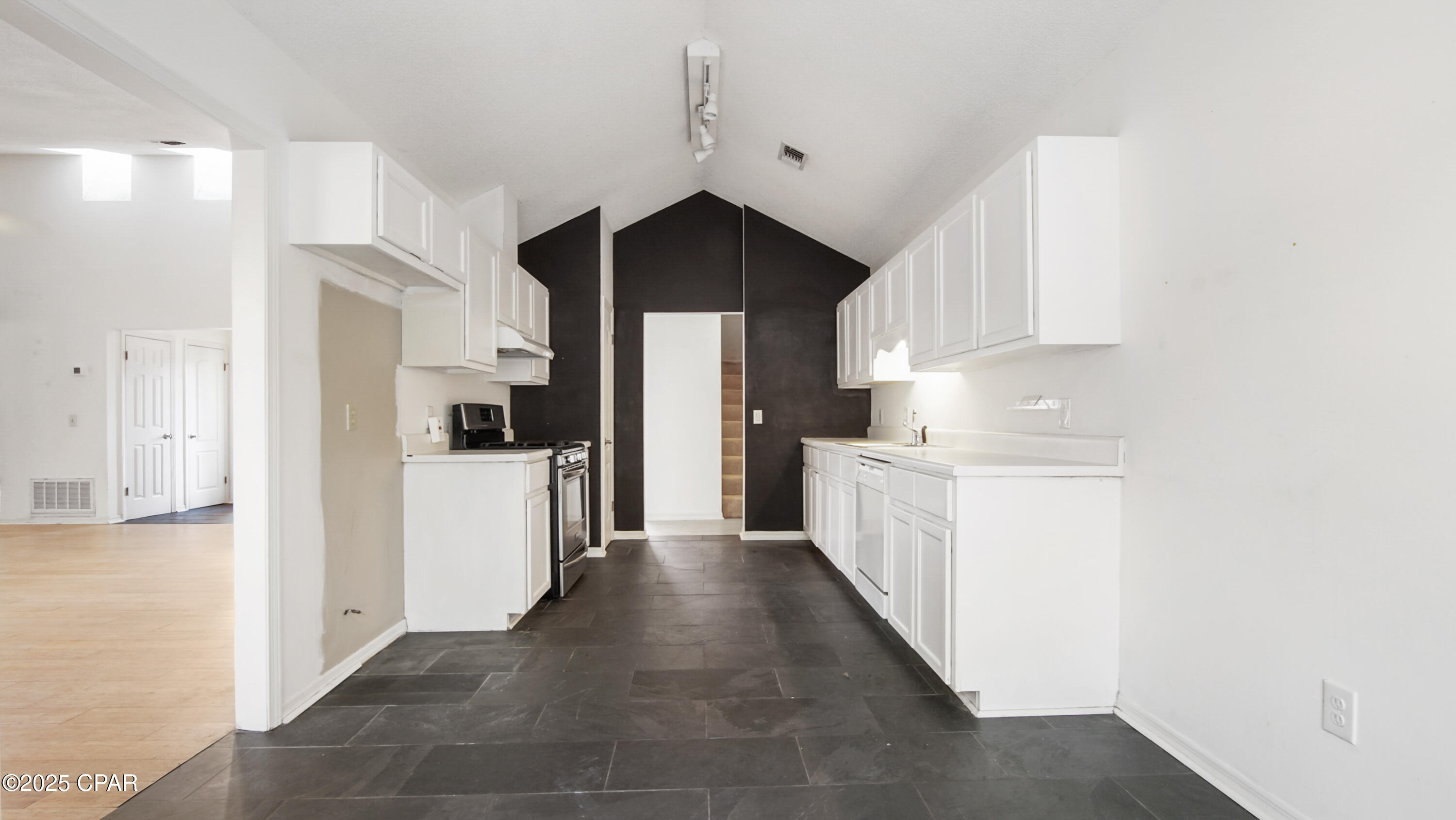 Listing photo id 9 for 807 Plantation Way