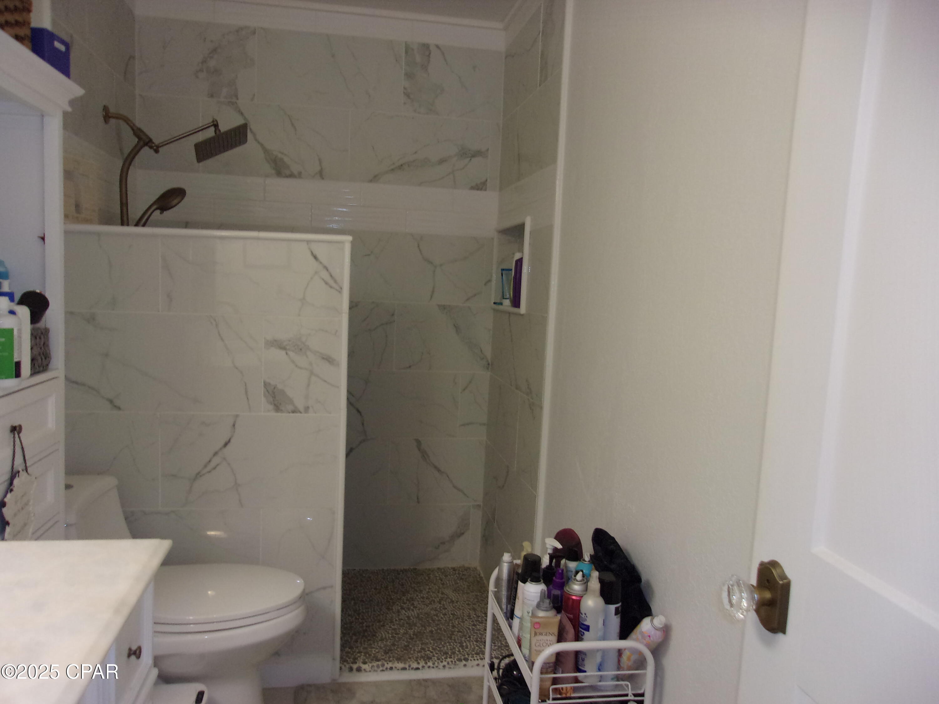 Listing photo id 18 for 1002 Weeks Street