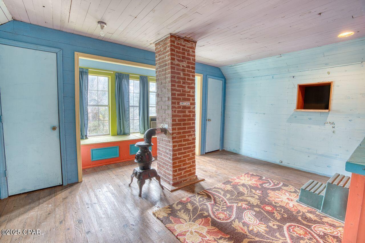 Listing photo id 24 for 5021 Basswood Road