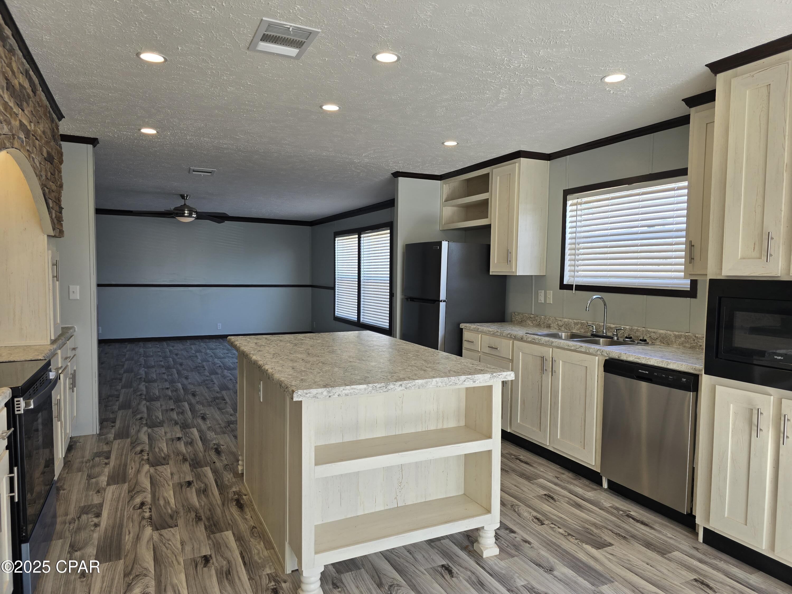 8913 Firebird Lane, Youngstown, Florida image 16