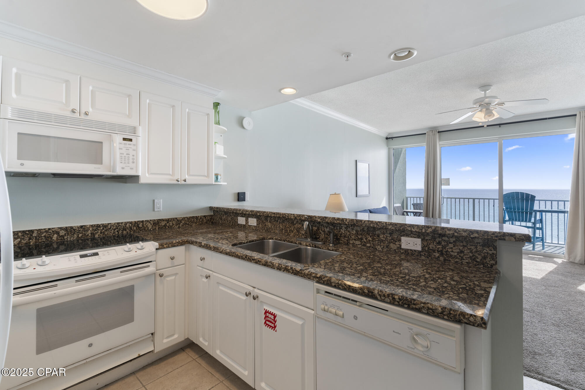 Listing photo id 5 for 9450 Thomas Drive 507d