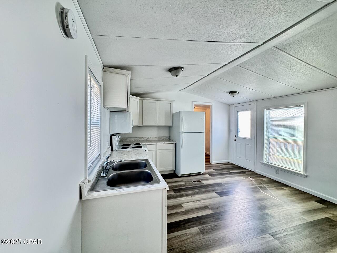 Image 19 For 325 Hibiscus Drive
