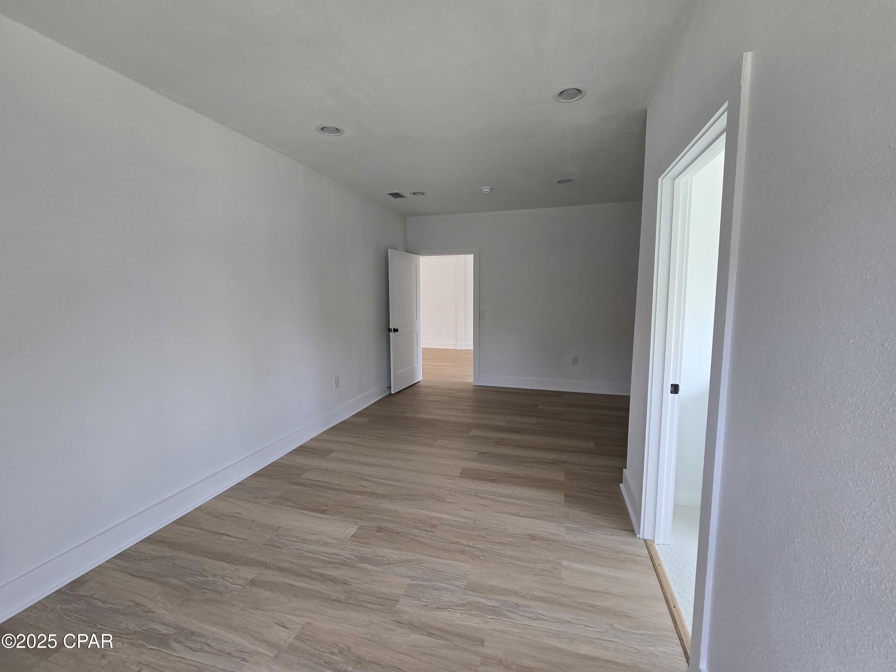 Listing photo id 14 for 2939 Caledonia Street