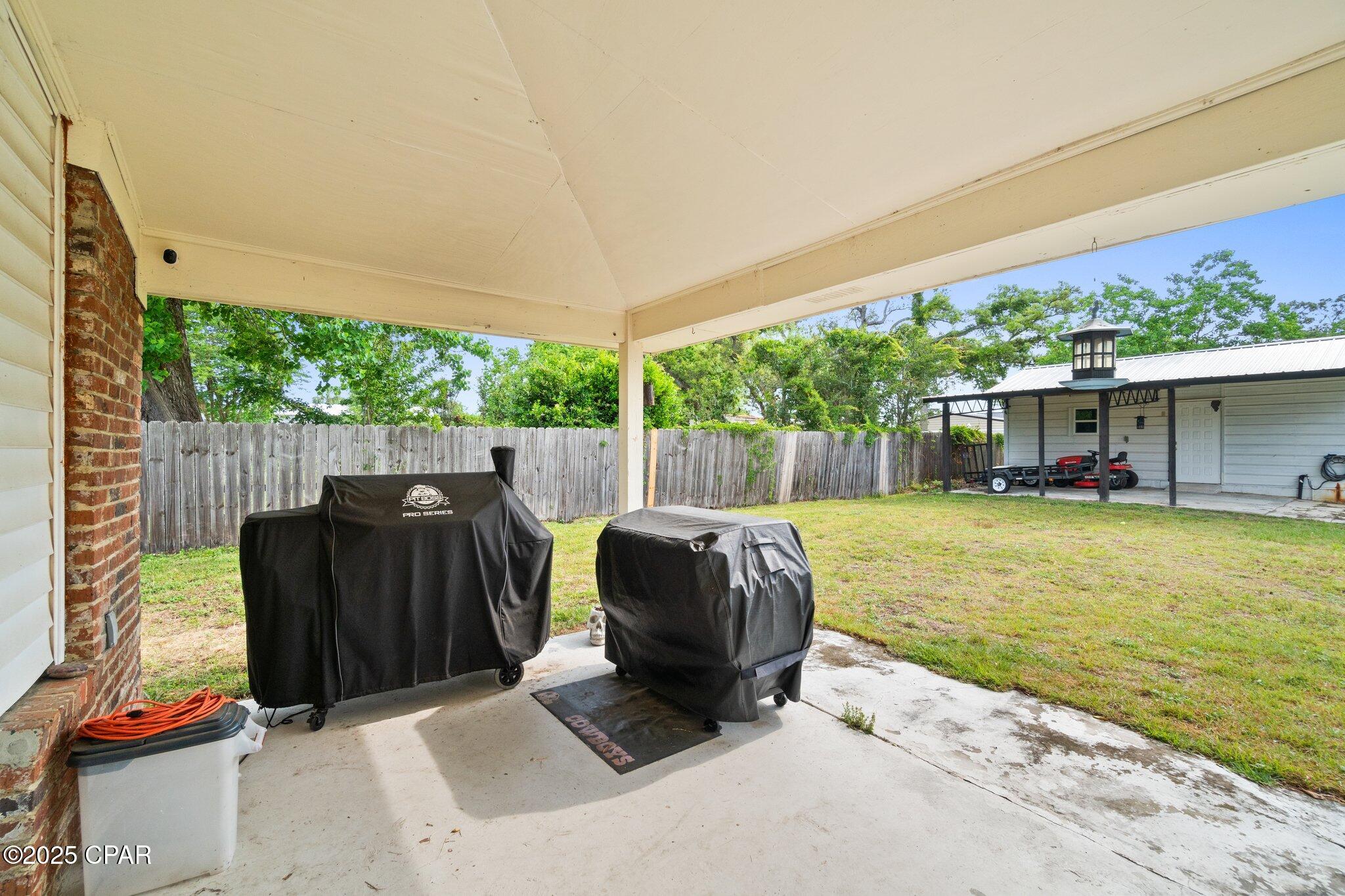 Listing photo id 15 for 629 Old Forest Way