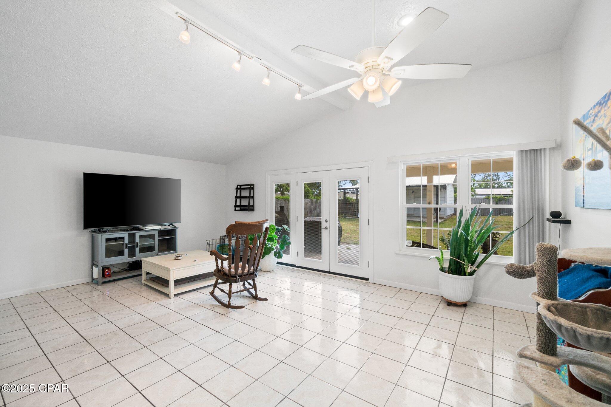 Listing photo id 3 for 629 Old Forest Way