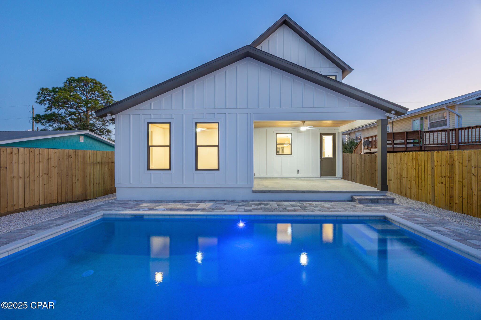 Listing photo id 3 for 6424 Sunset Avenue