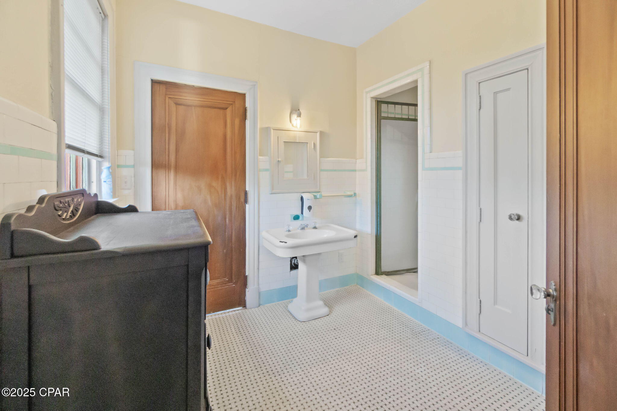 Listing photo id 19 for 1305 Church Avenue