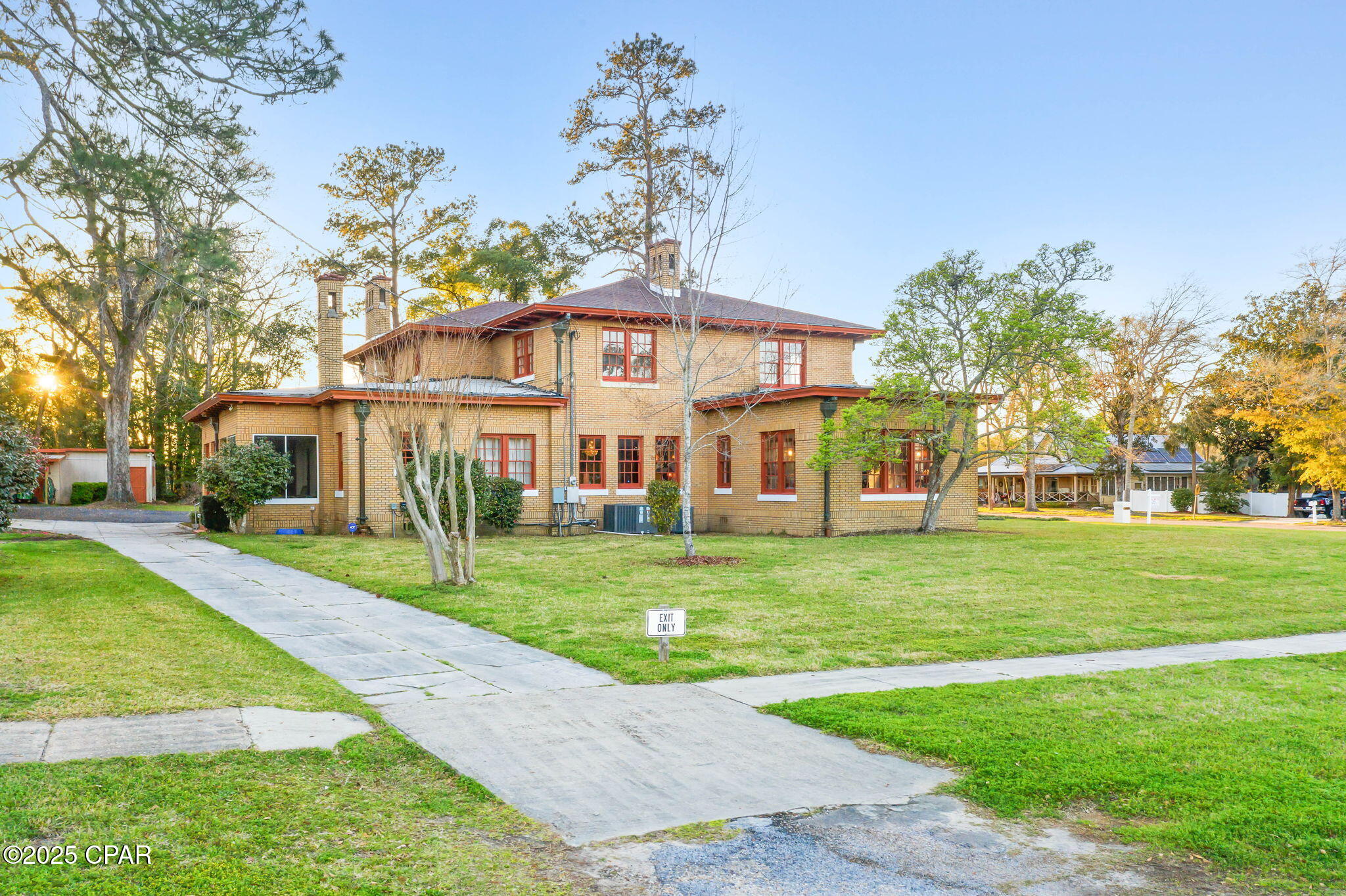 Listing photo id 36 for 1305 Church Avenue
