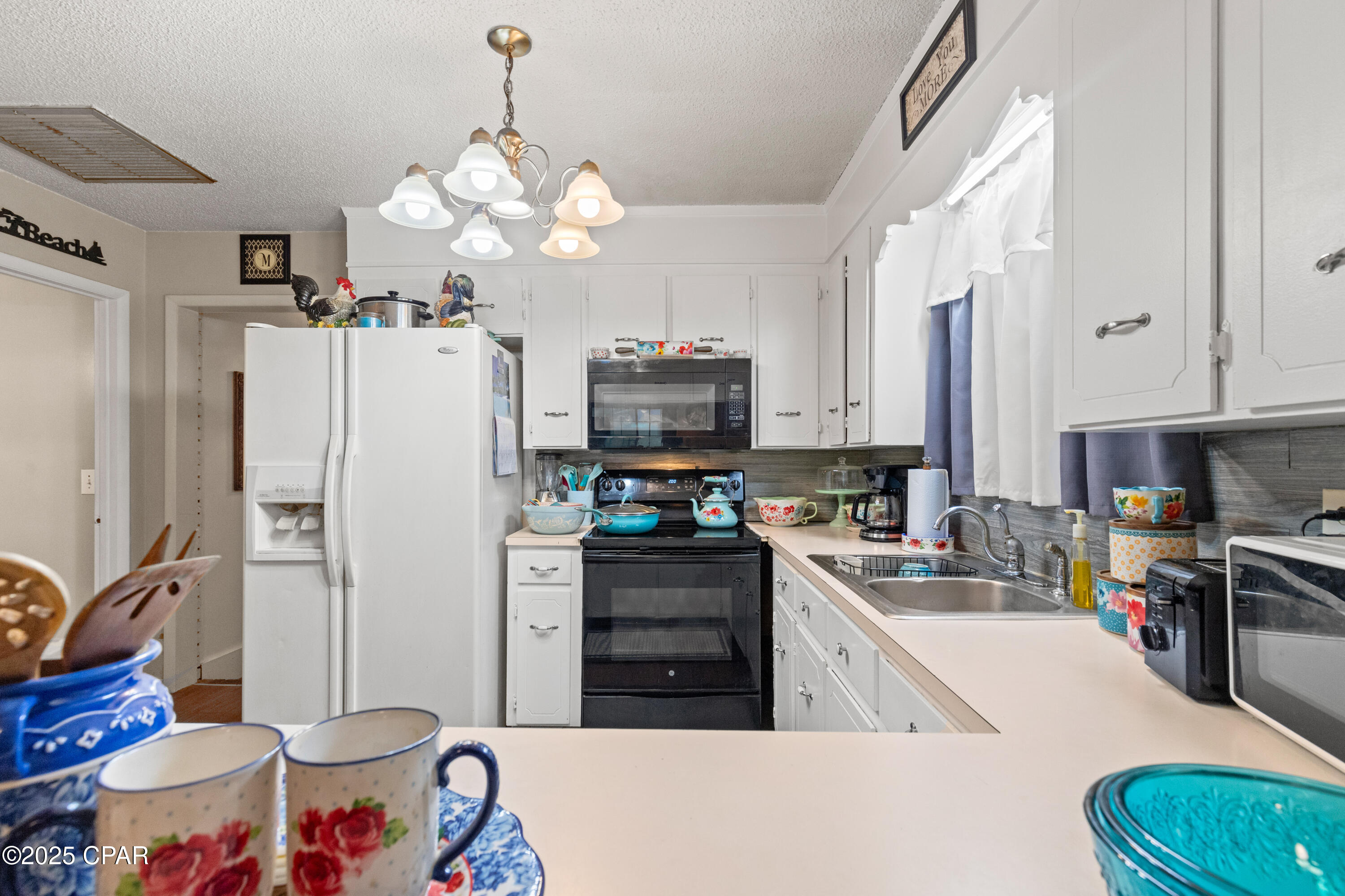 Listing photo id 13 for 2745 Muir Lane