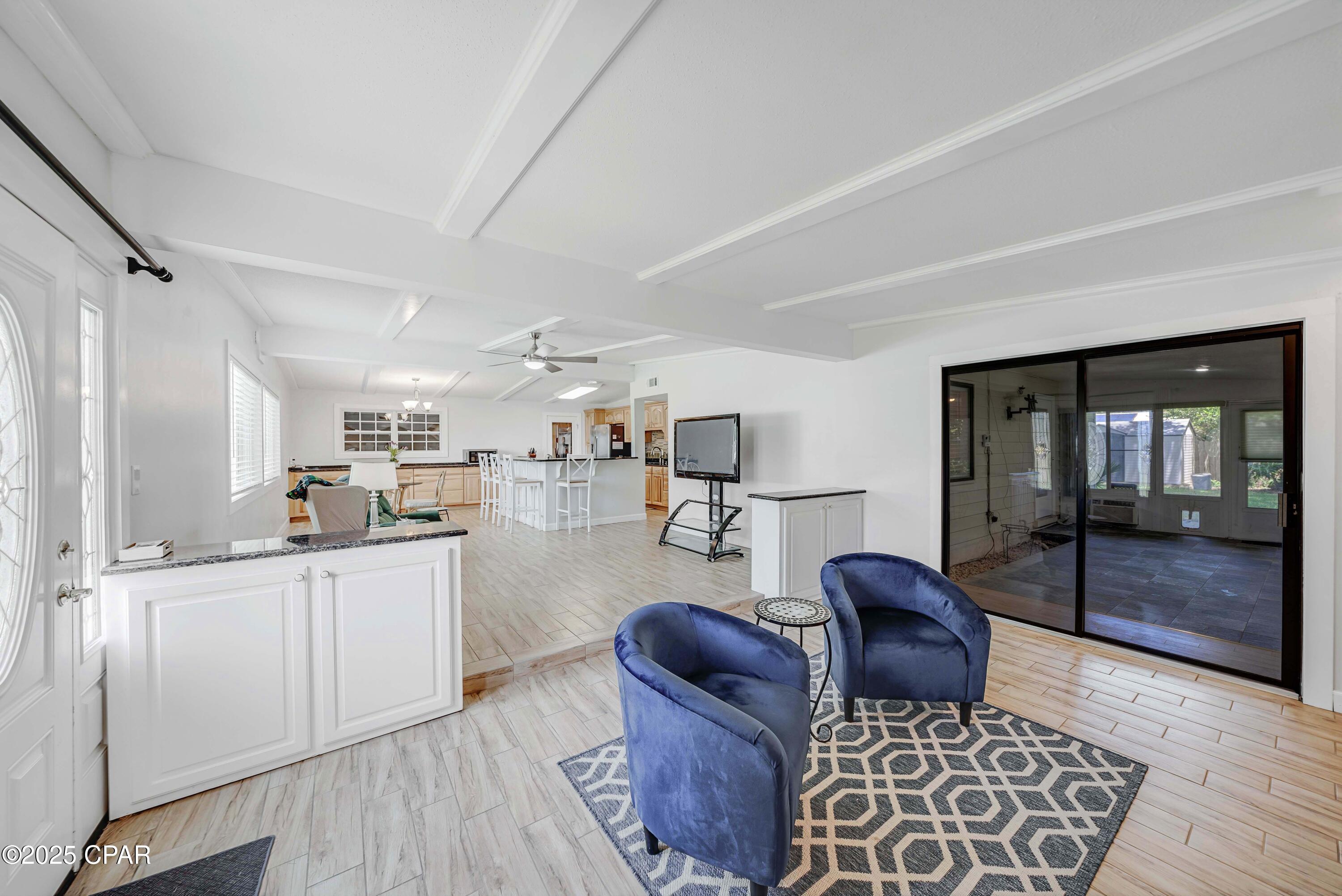 Listing photo id 6 for 219 Woodlawn Drive