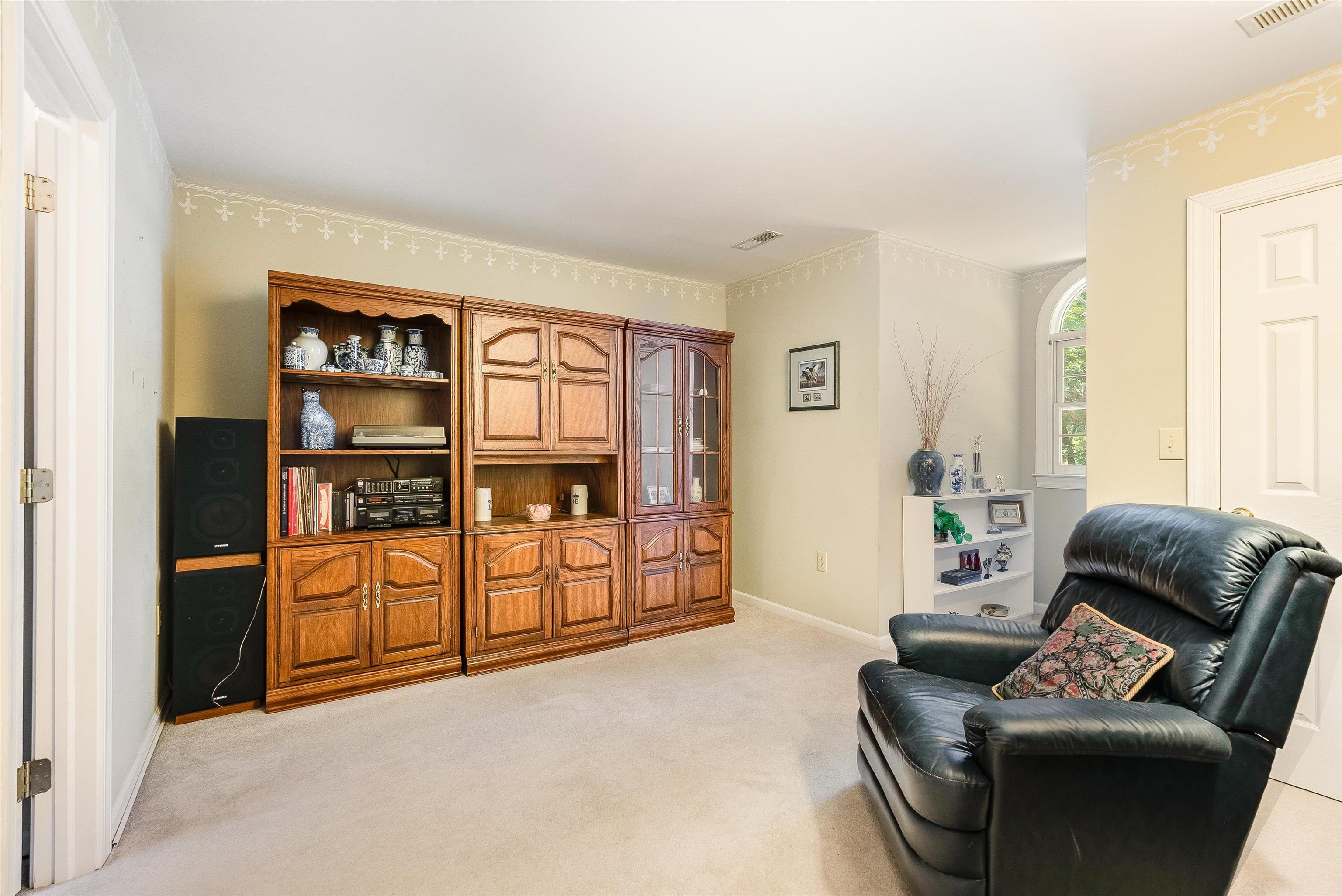 1069 Woodmont Dr