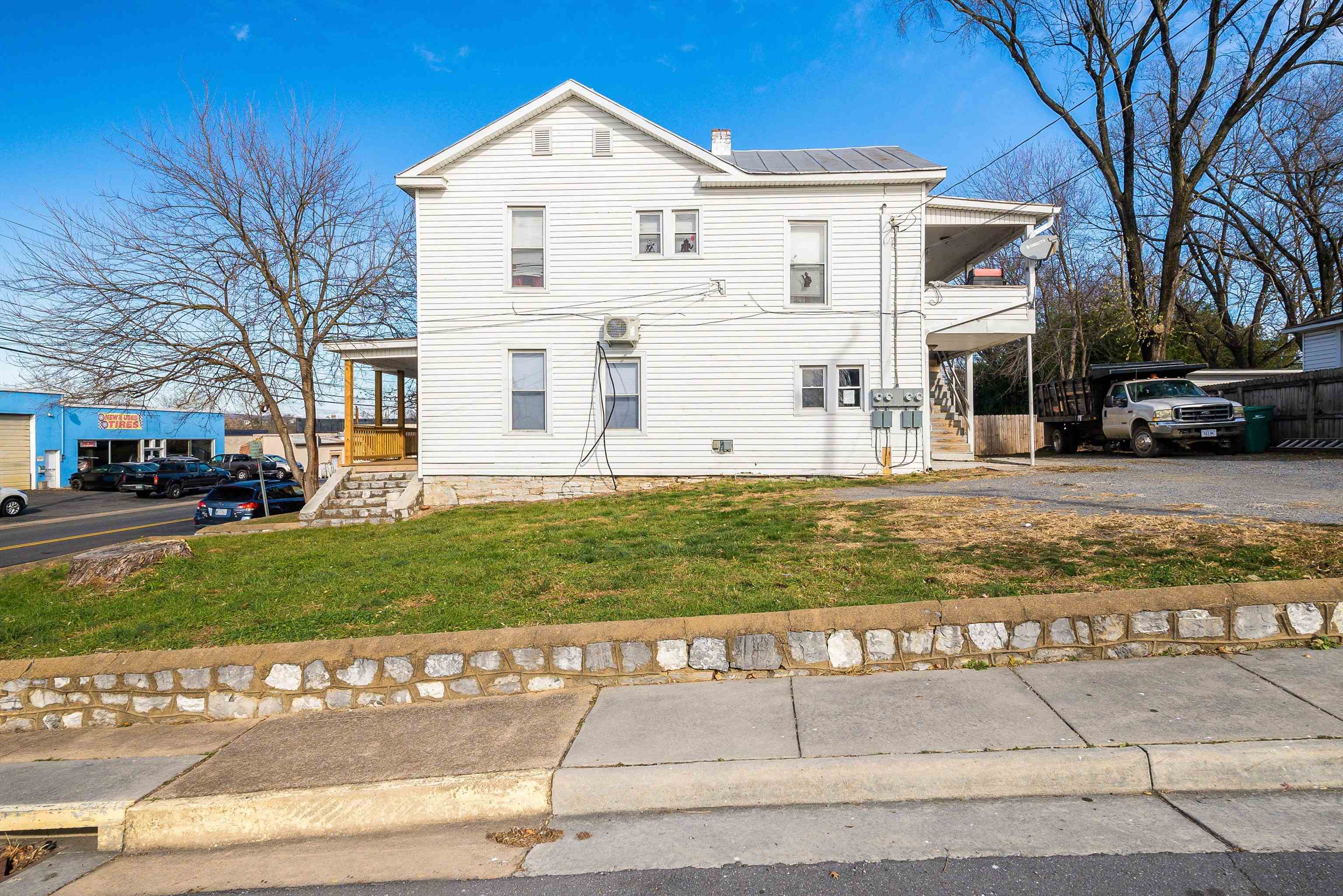 203 Main St N