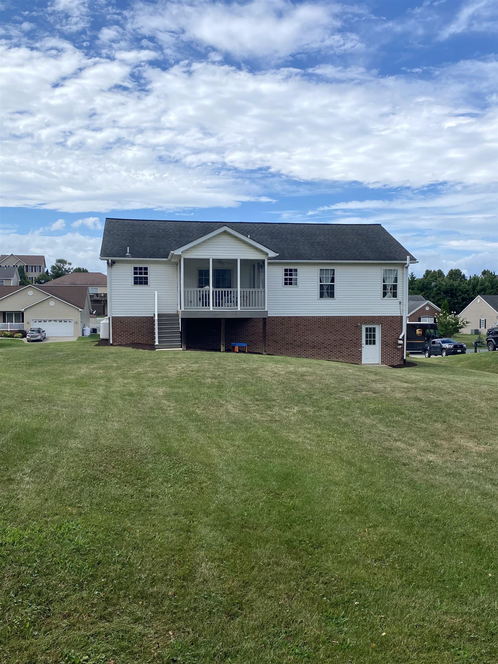 121 Falcon Ln