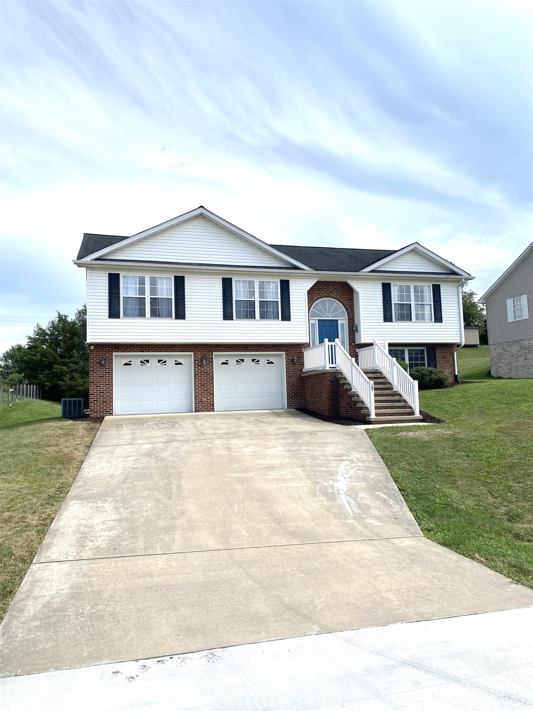 121 Falcon Ln