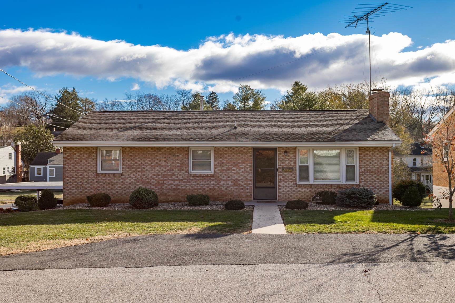 1299 Lyle Ave