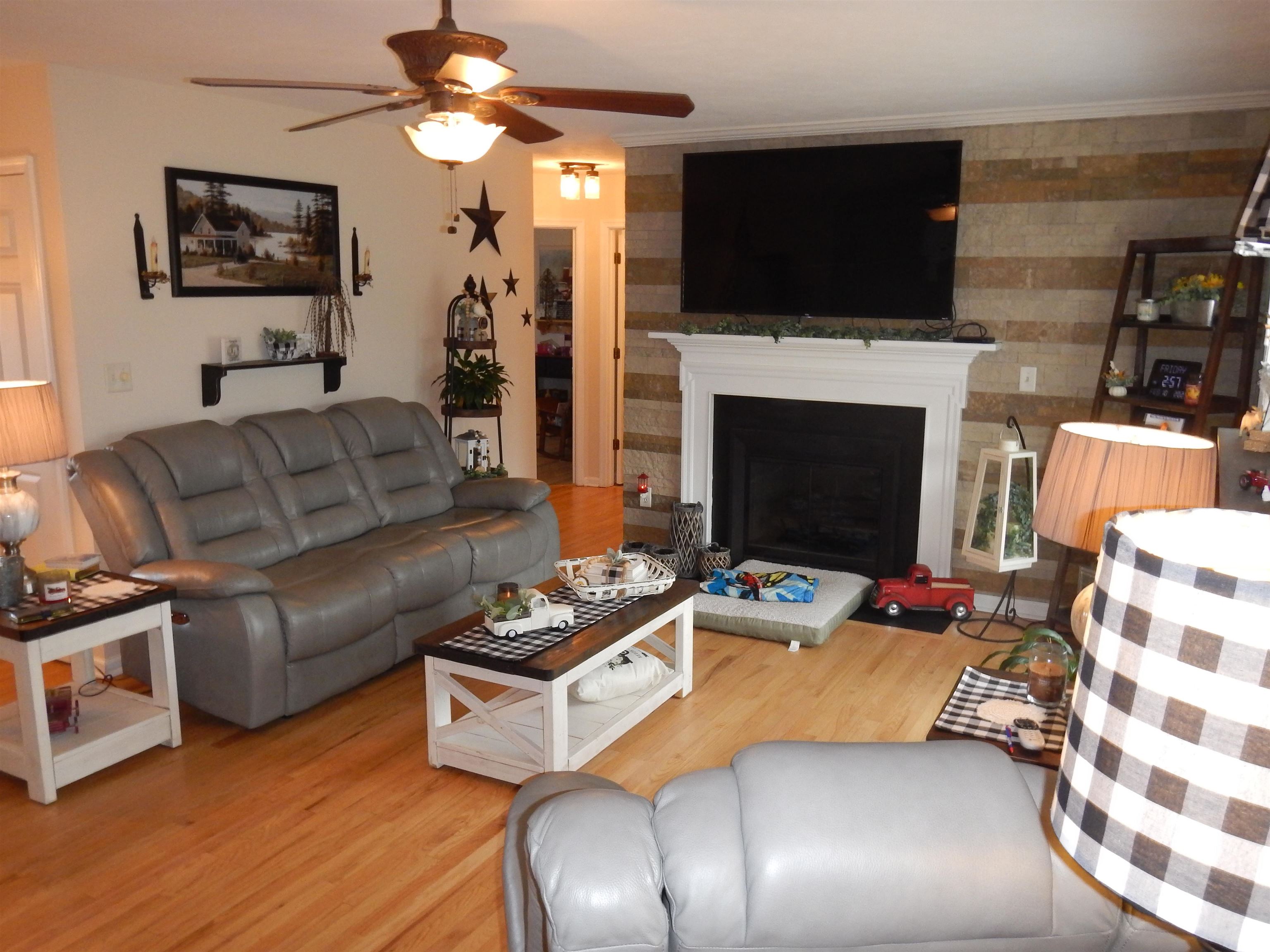 3983 Lyndhurst Rd