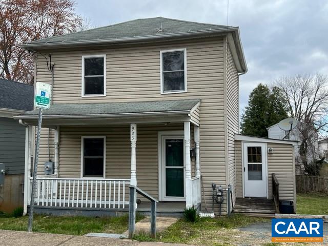 1920 Two Story minutes to downtown Charlottesville and UVa. Central AC, hardwood floors and gas forced air heat.