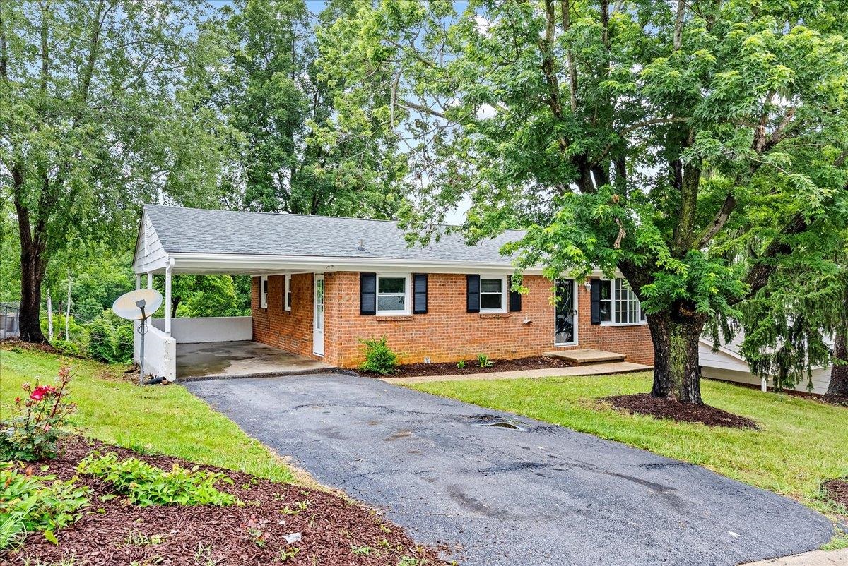 322 Monument Dr