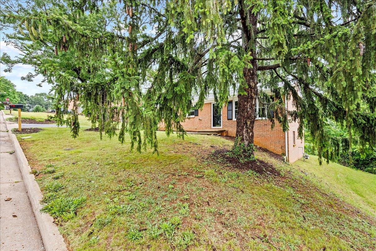 322 Monument Dr