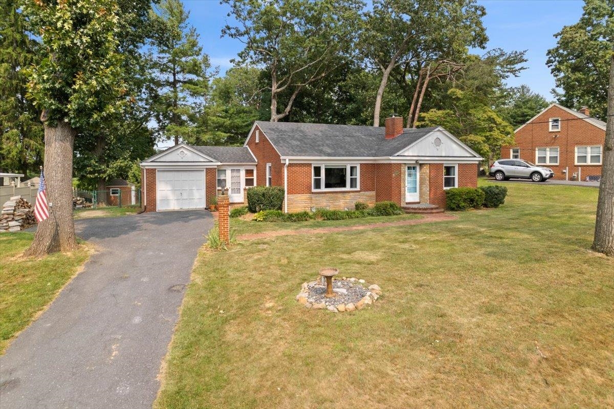 752 Hillcrest Dr