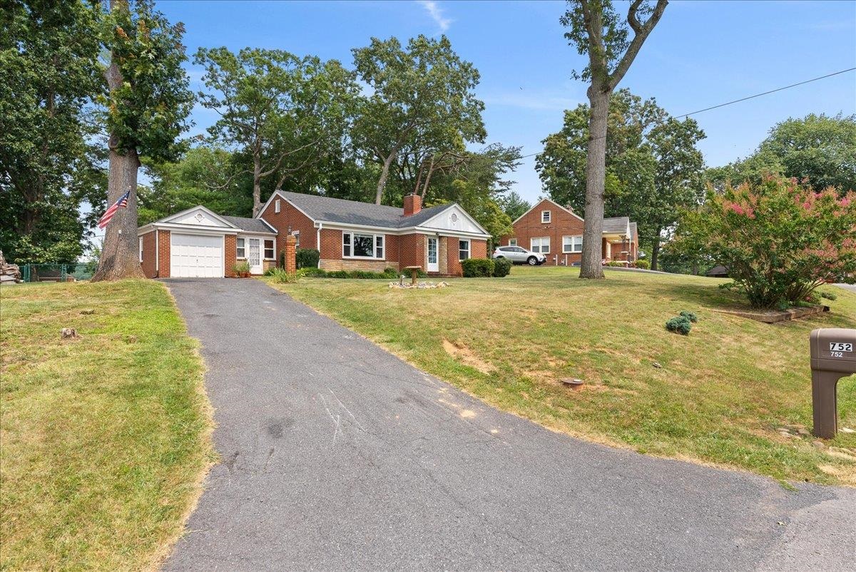 752 Hillcrest Dr
