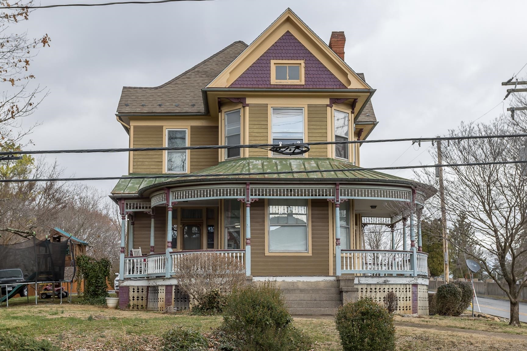 1301 Beverley St W