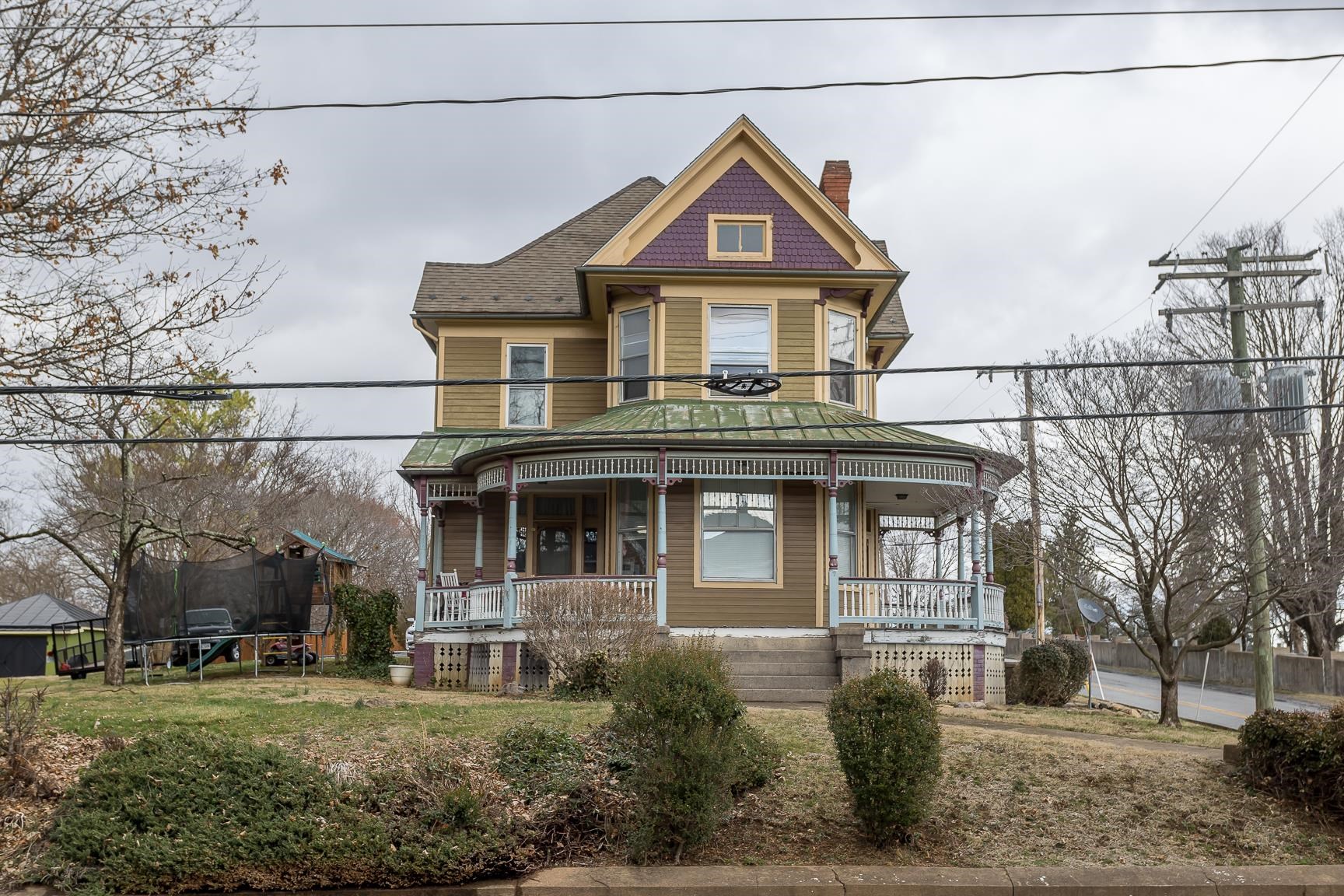 1301 Beverley St W