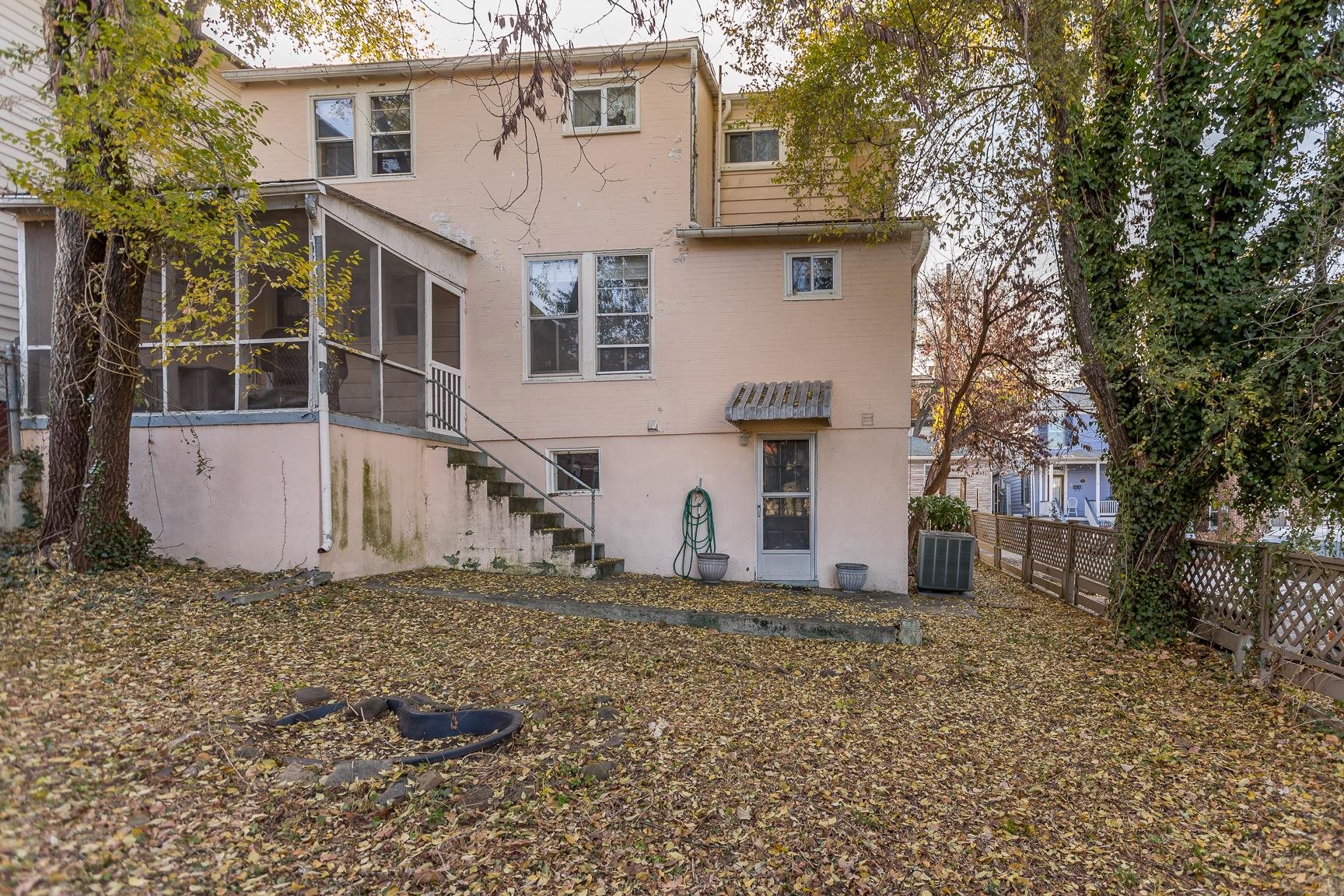 11 Saint Clair St S