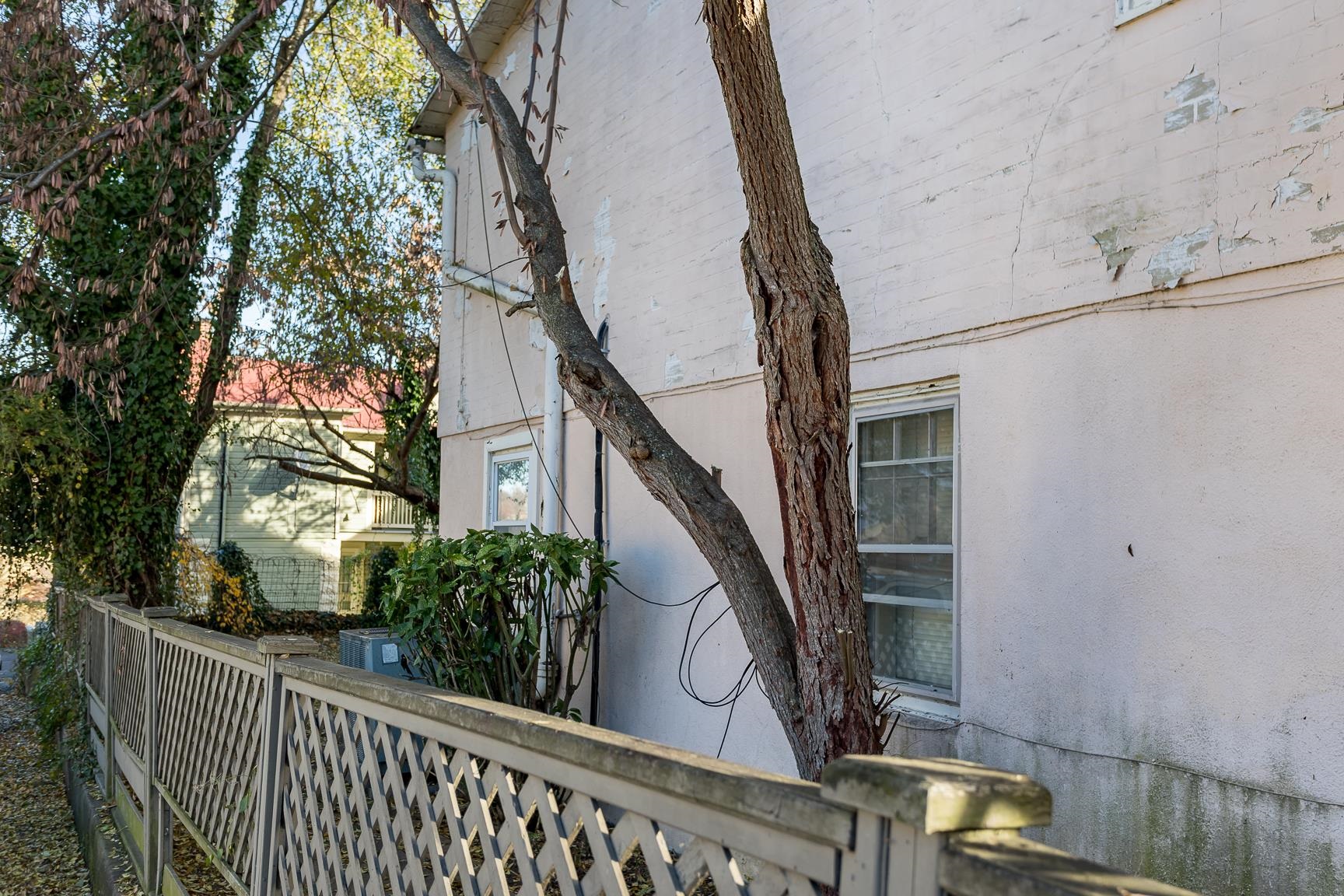 11 Saint Clair St S