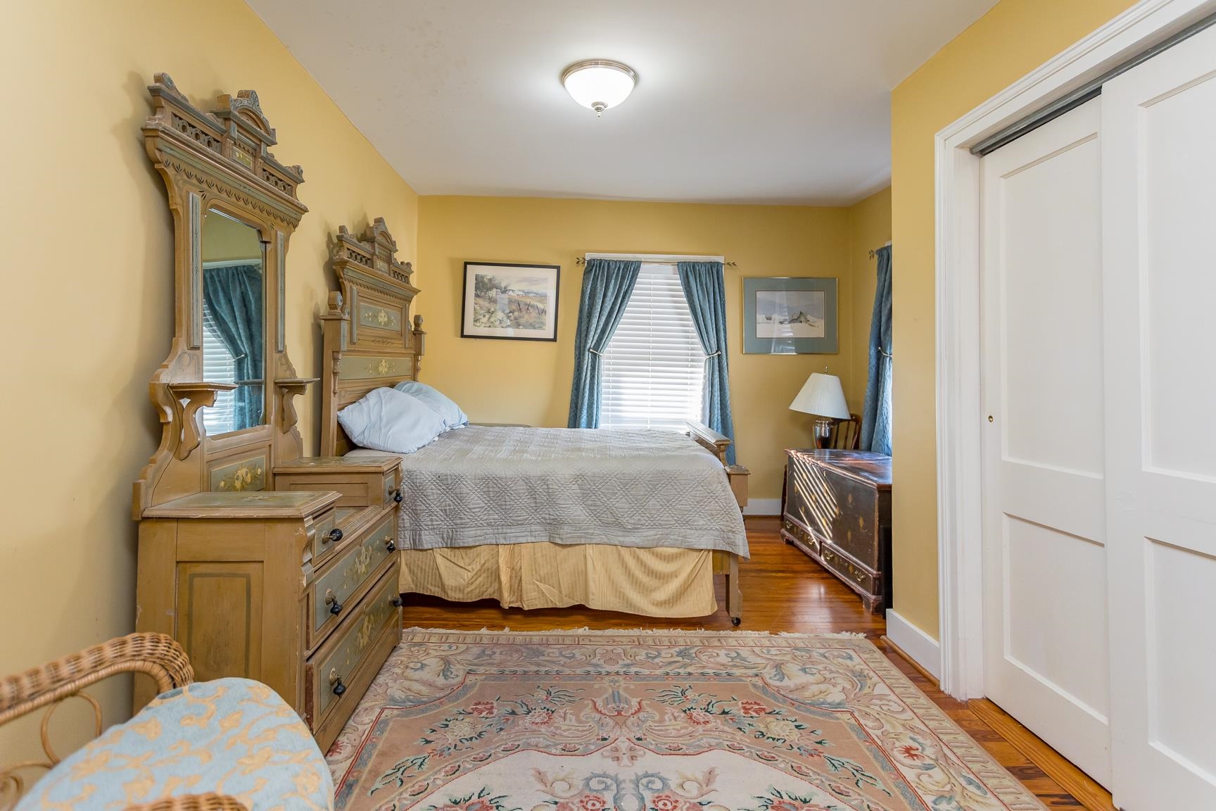11 Saint Clair St S