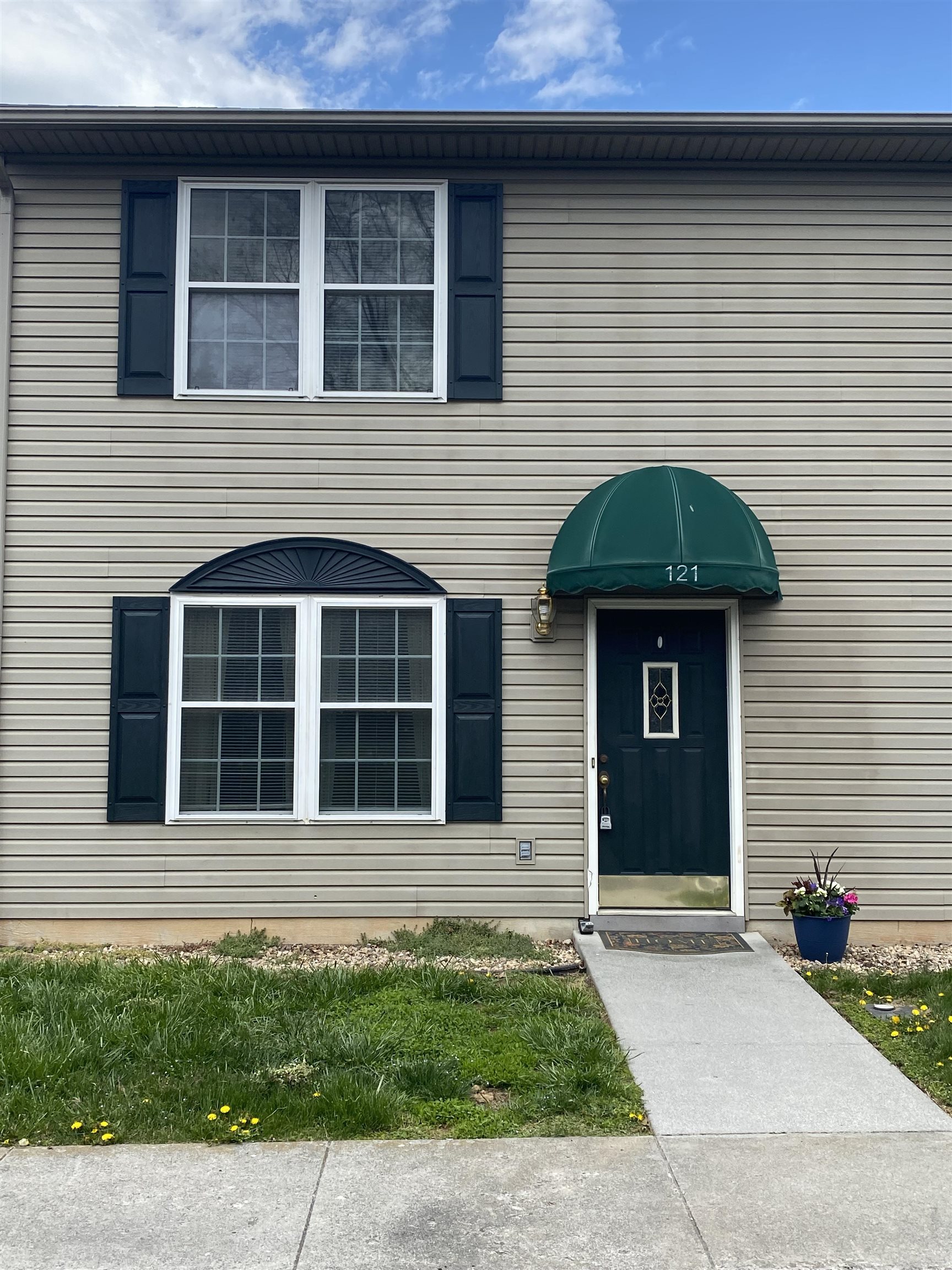 121 Center St