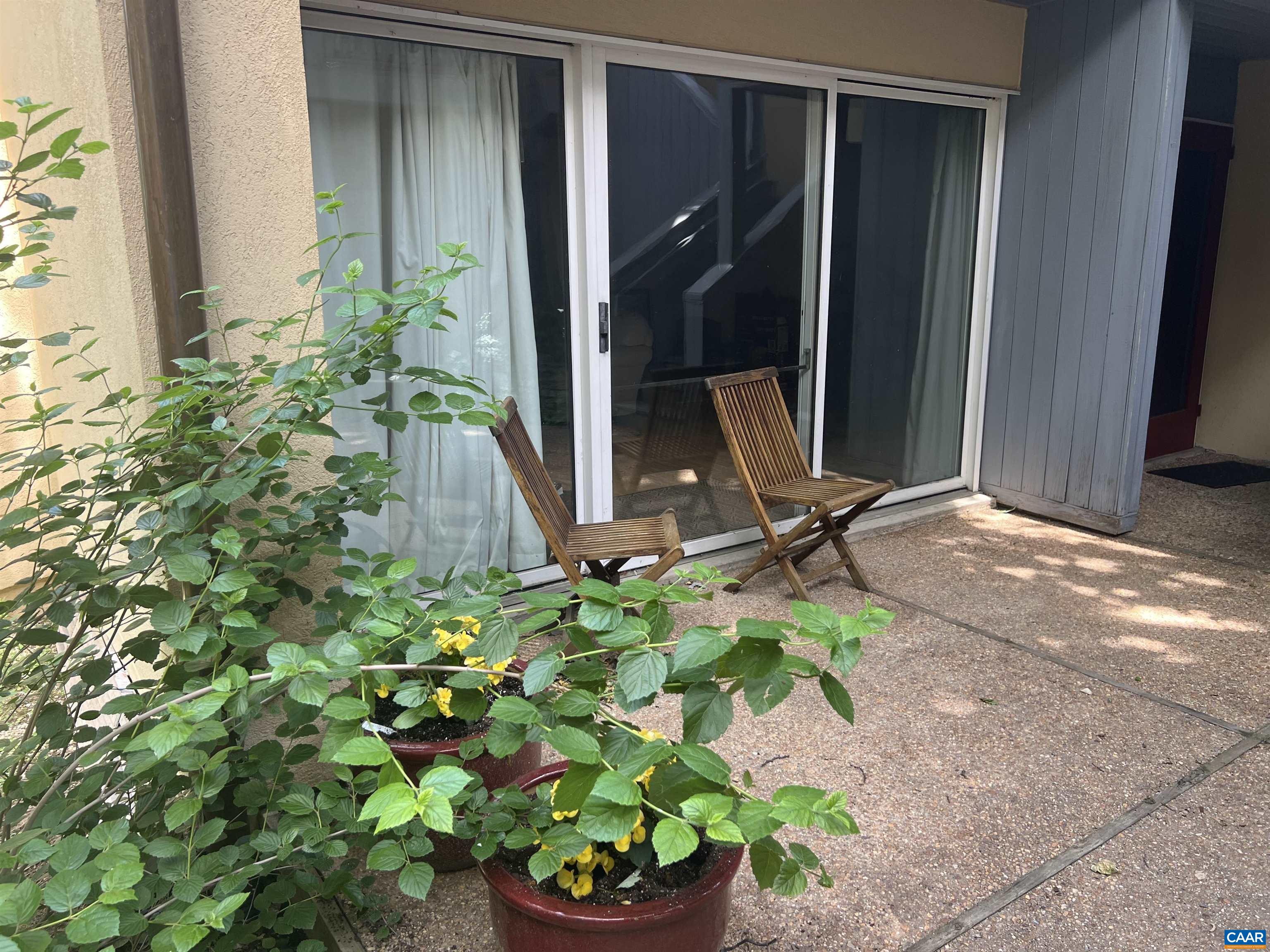 Tucked away in the city...Fabulous city location....Large great room with fireplace opens onto the terrace...the breakfast nook opens on to a large private deck....