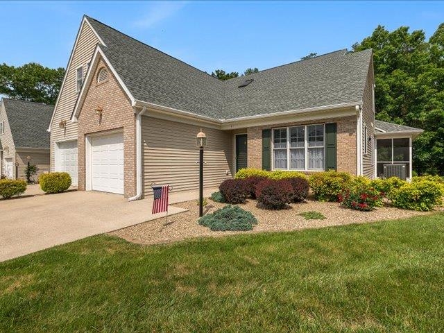41 Hickory Nut Ln