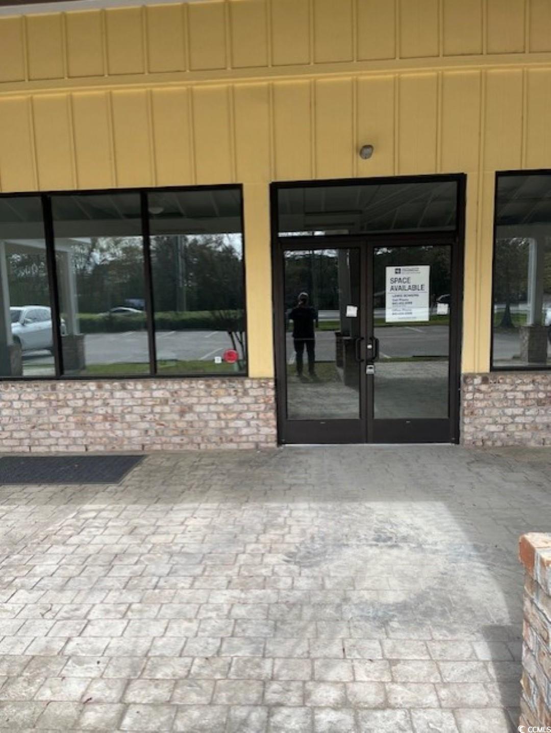 prime commercial space with road frontage on hwy 17 bypass s., on the south end of murrells inlet.   for lease, 1,950 sq ft retail space with storefront, 2 restrooms and signage.  price is base rent plus triple net (nnn).    square footage is approximate and not guaranteed. lessee is responsible for verification.  unit will be available may 1, 2024.   unit is close to offices, retail shops, restaurants and residential communities in murrells inlet, sc.