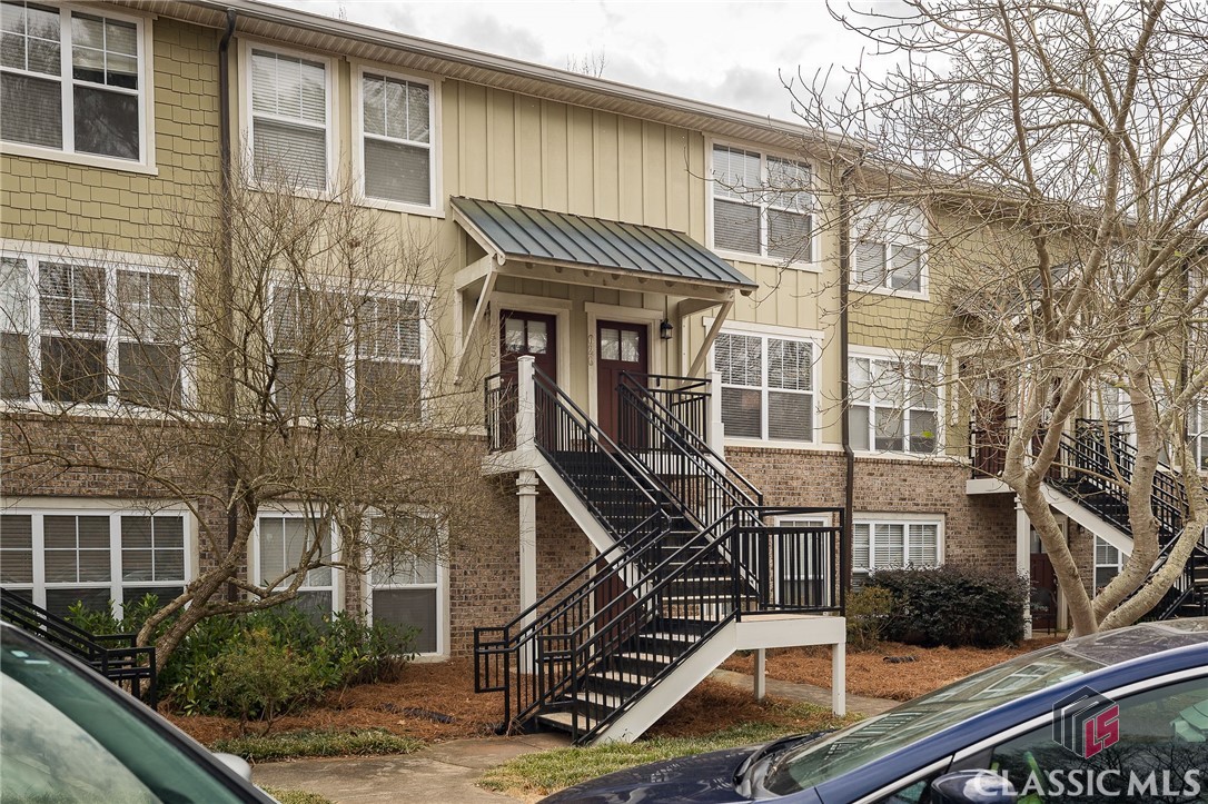 Excellent condition, top level 2/2.5 townhouse at The Woodlands available for occupancy June 2024. The Woodlands is premier resort-style student living. Proximate to the University of Georgia Campus and Downtown Athens, GA.