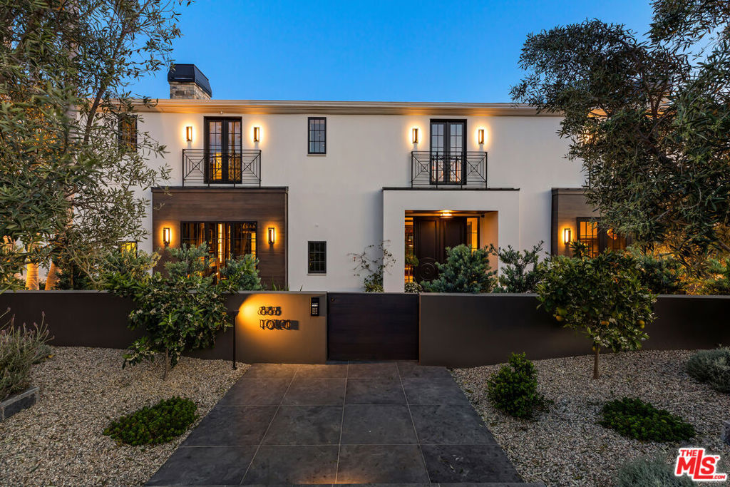 Photo of 888 Toulon Drive, Pacific Palisades, CA 90272