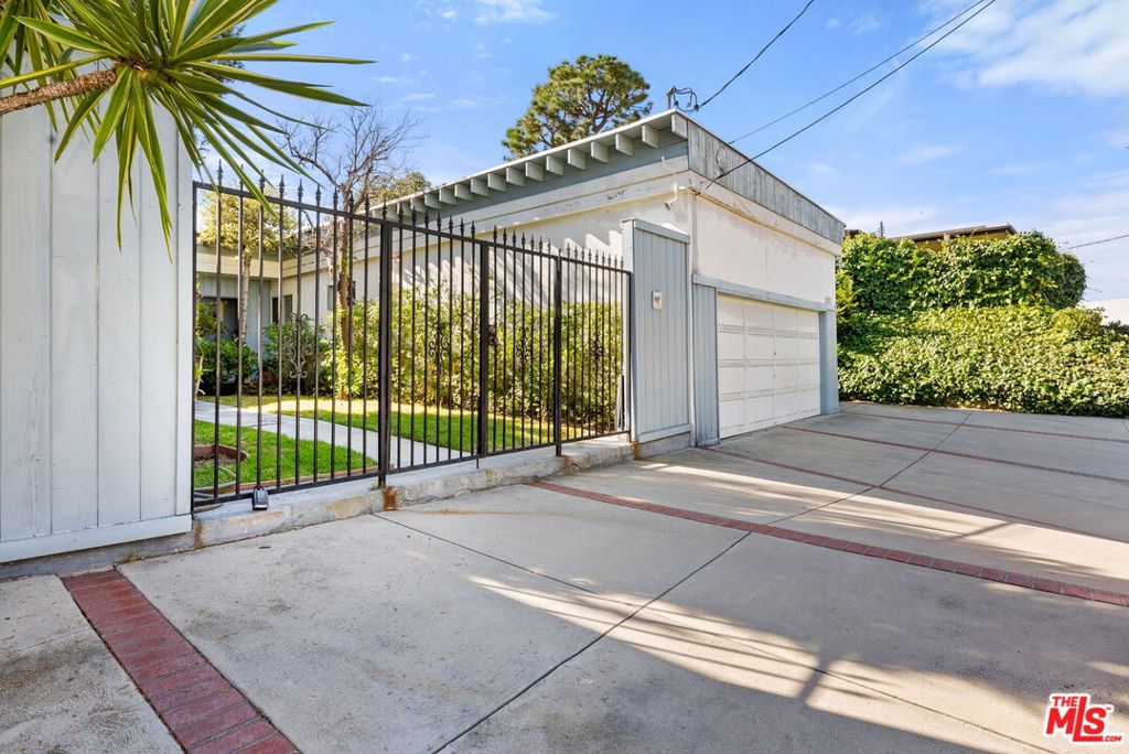 Photo of 2252 Gloaming Way, Beverly Hills, CA 90210