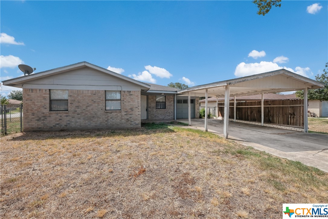 300 Meadow Drive, Marion, Texas image 2